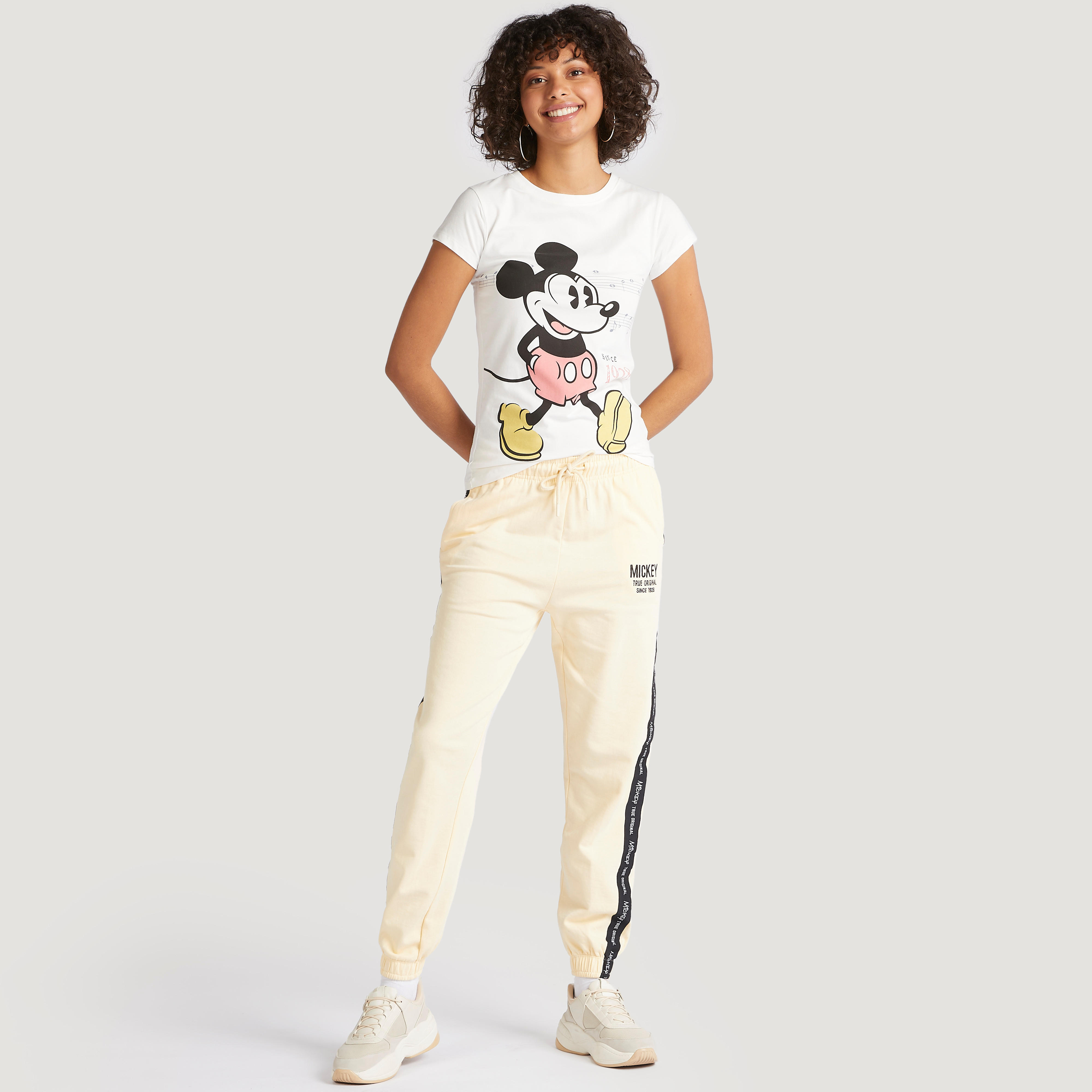 تيشيرت بياقة ضيّقة وأكمام كاب وطبعات ميكي ماوس-women-clothing-tshirts-image-2