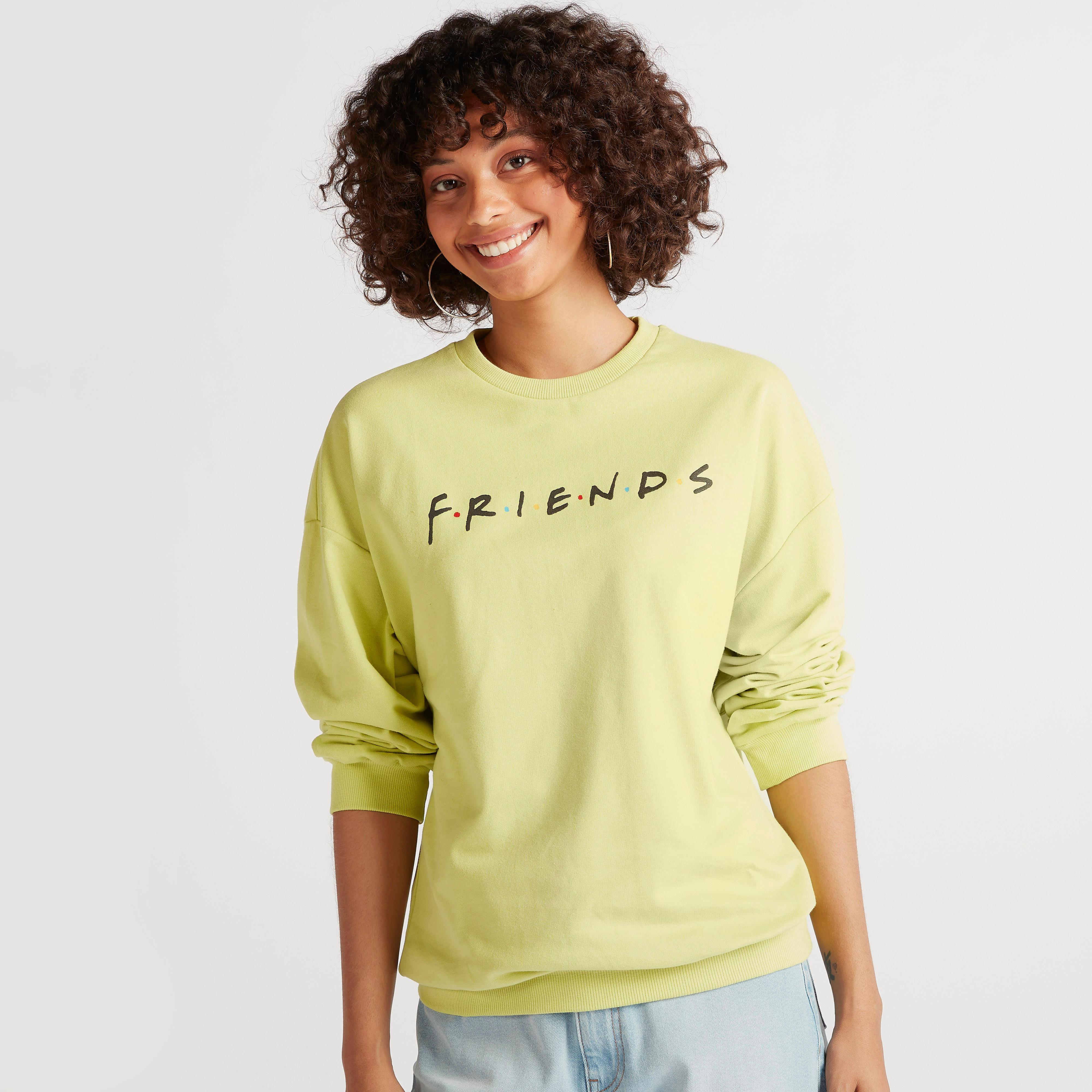 سويت شيرت مستدام بأكمام طويلة وياقة ضيّقة وطبعات فريندز-women-winterwear-hoodiesandsweatshirts-sweatshirts-image-1