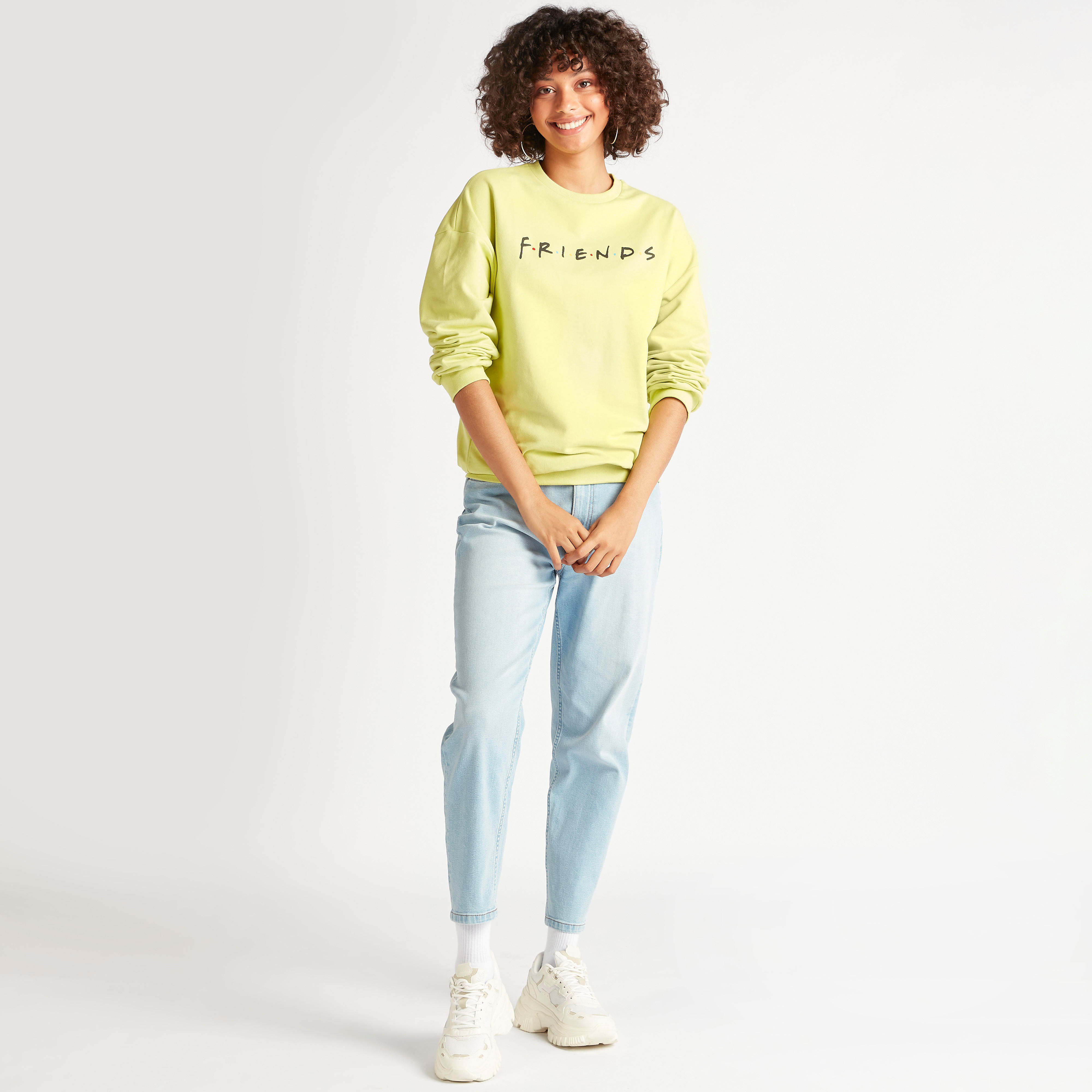 سويت شيرت مستدام بأكمام طويلة وياقة ضيّقة وطبعات فريندز-women-winterwear-hoodiesandsweatshirts-sweatshirts-image-2