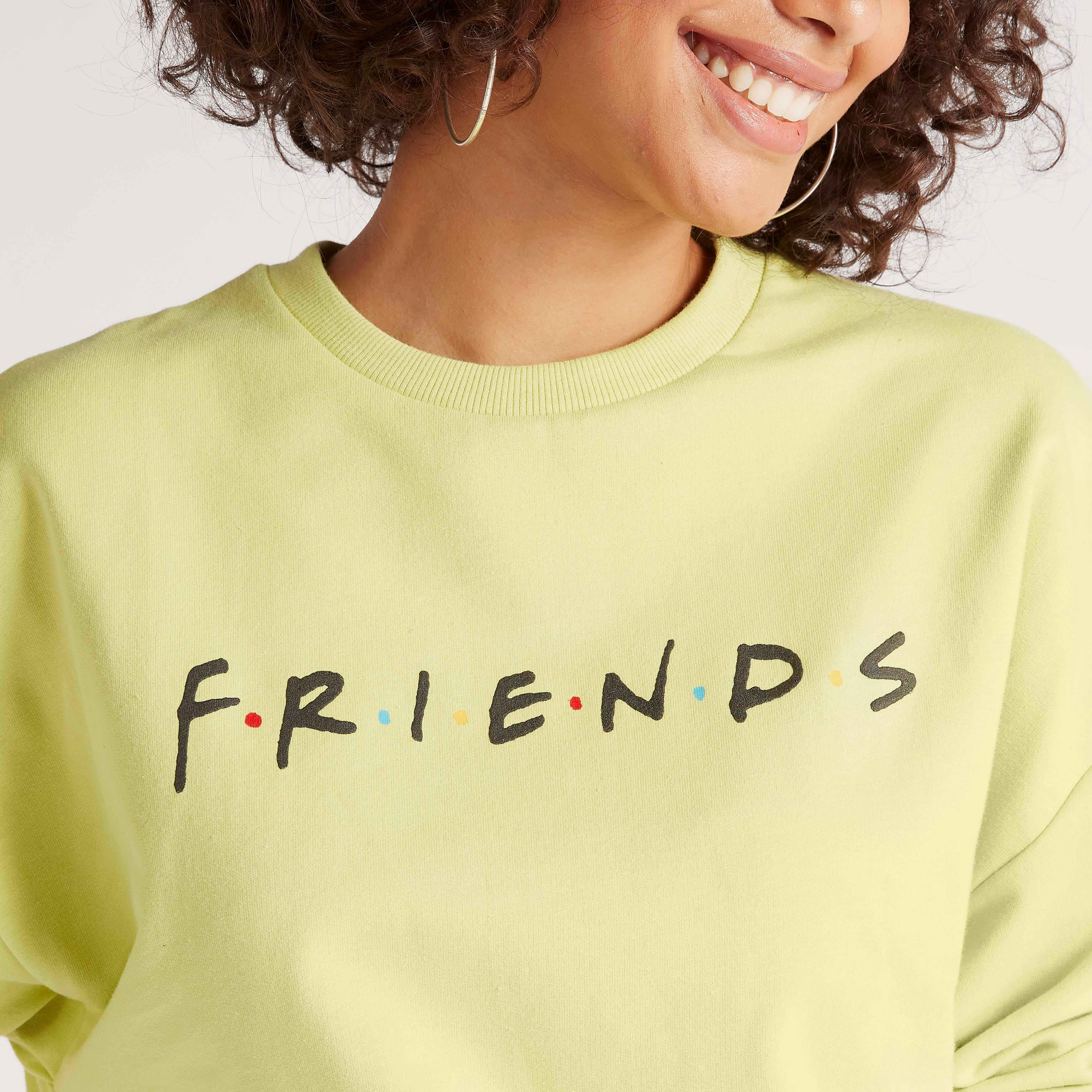 سويت شيرت مستدام بأكمام طويلة وياقة ضيّقة وطبعات فريندز-women-winterwear-hoodiesandsweatshirts-sweatshirts-image-3