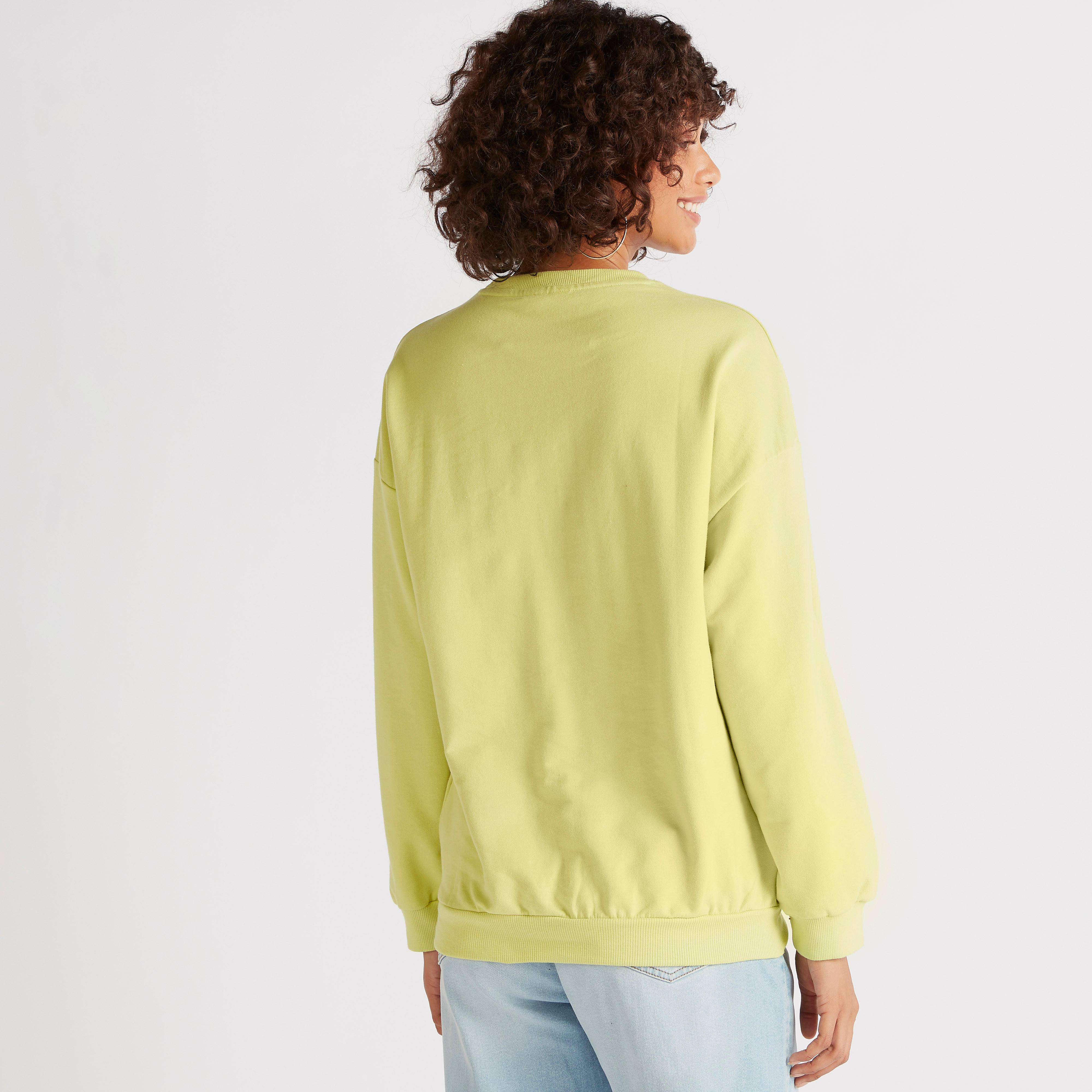 سويت شيرت مستدام بأكمام طويلة وياقة ضيّقة وطبعات فريندز-women-winterwear-hoodiesandsweatshirts-sweatshirts-image-4