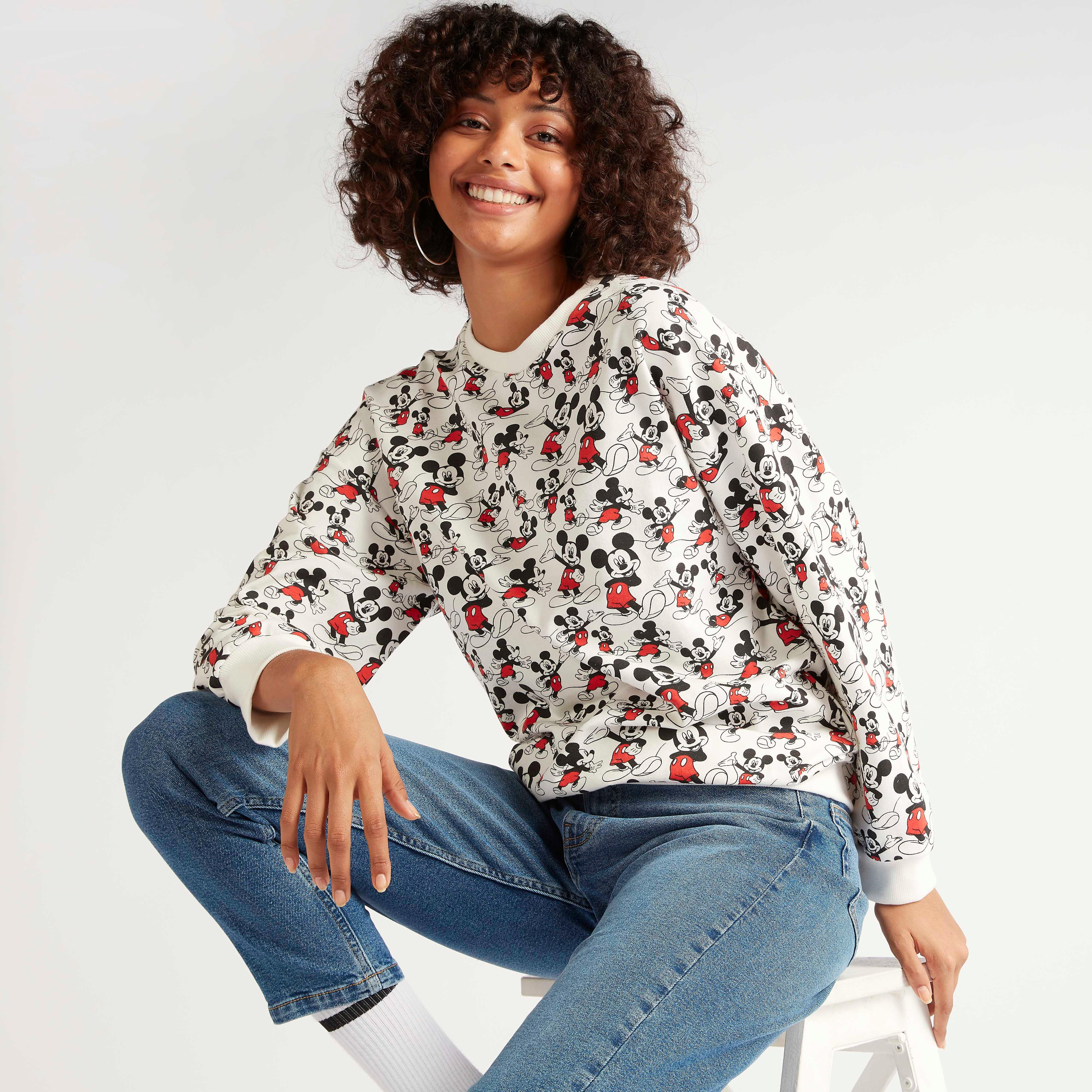 سويت شيرت بياقة ضيقة وأكمام طويلة وطبعات ميكي ماوس-women-winterwear-hoodiesandsweatshirts-sweatshirts-image-6