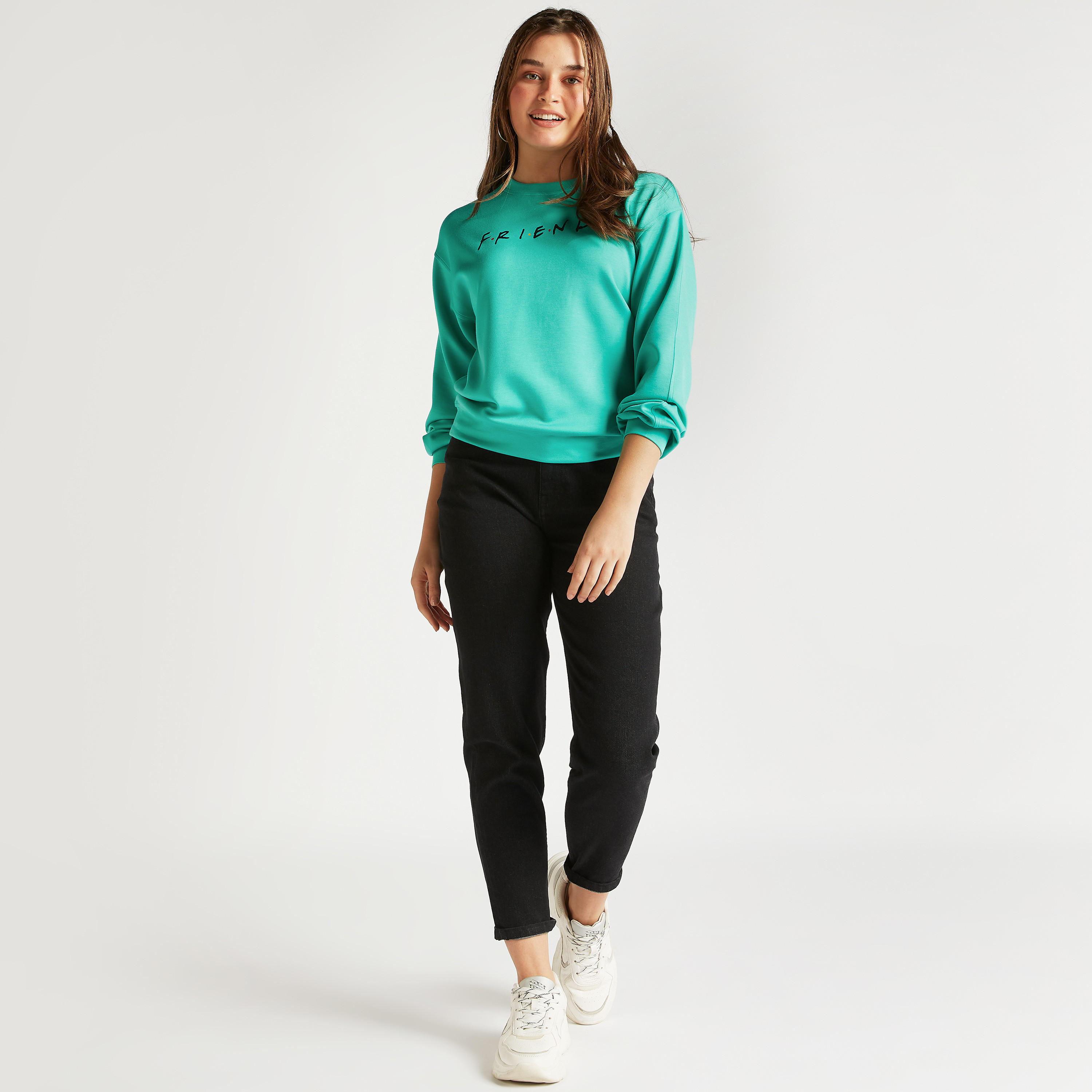 سويت شيرت بياقة ضيّقة وأكمام طويلة وطبعات شعار فريندز-women-winterwear-hoodiesandsweatshirts-sweatshirts-image-2