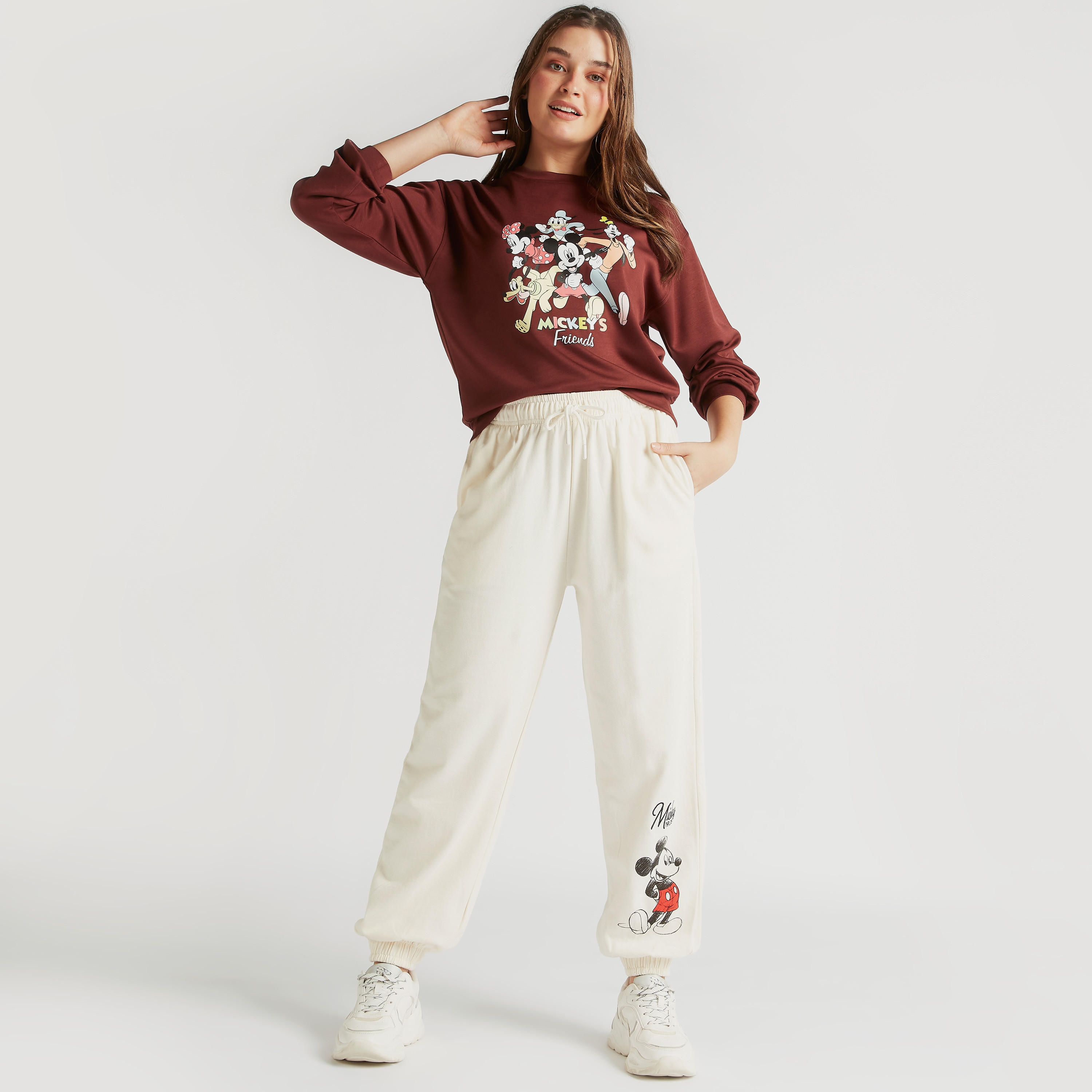 سويت شيرت بياقة ضيقة وأكمام طويلة وطبعات ميكي أند ذي فريدنز-women-winterwear-hoodiesandsweatshirts-sweatshirts-image-2