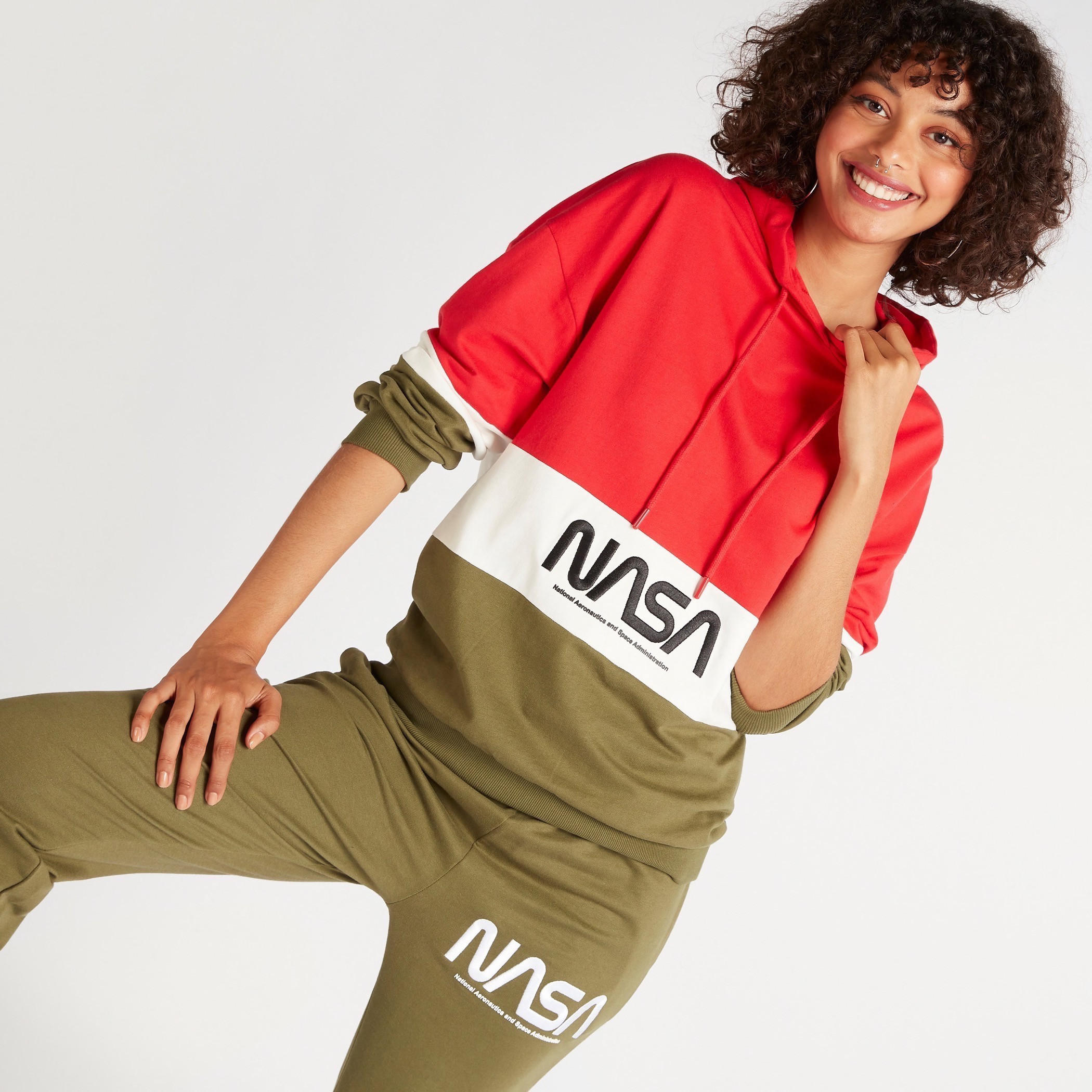 سويت شيرت بقبّعة وأكمام طويلة وتطريز ناسا-women-winterwear-hoodiesandsweatshirts-hoodies-image-1