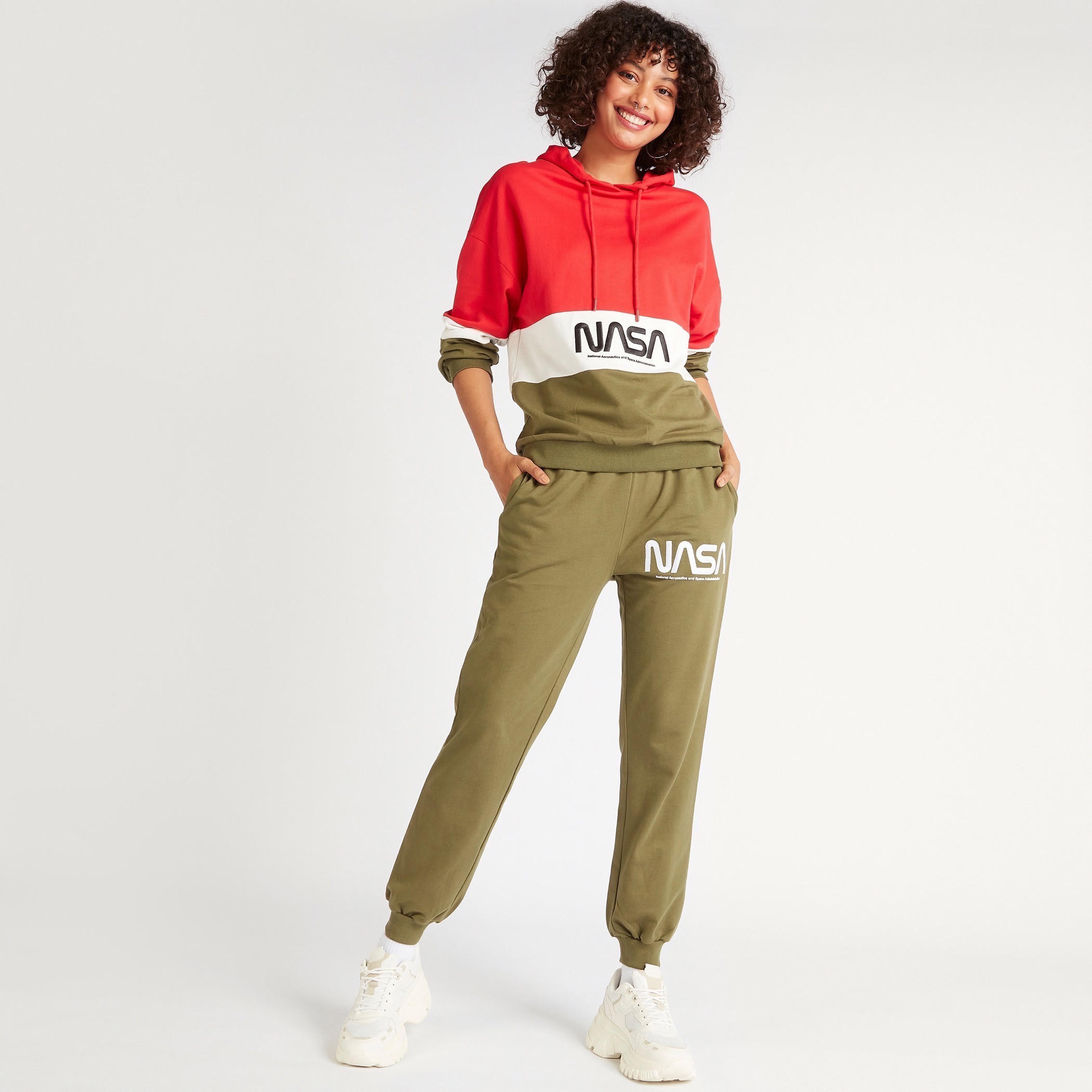 سويت شيرت بقبّعة وأكمام طويلة وتطريز ناسا-women-winterwear-hoodiesandsweatshirts-hoodies-image-2