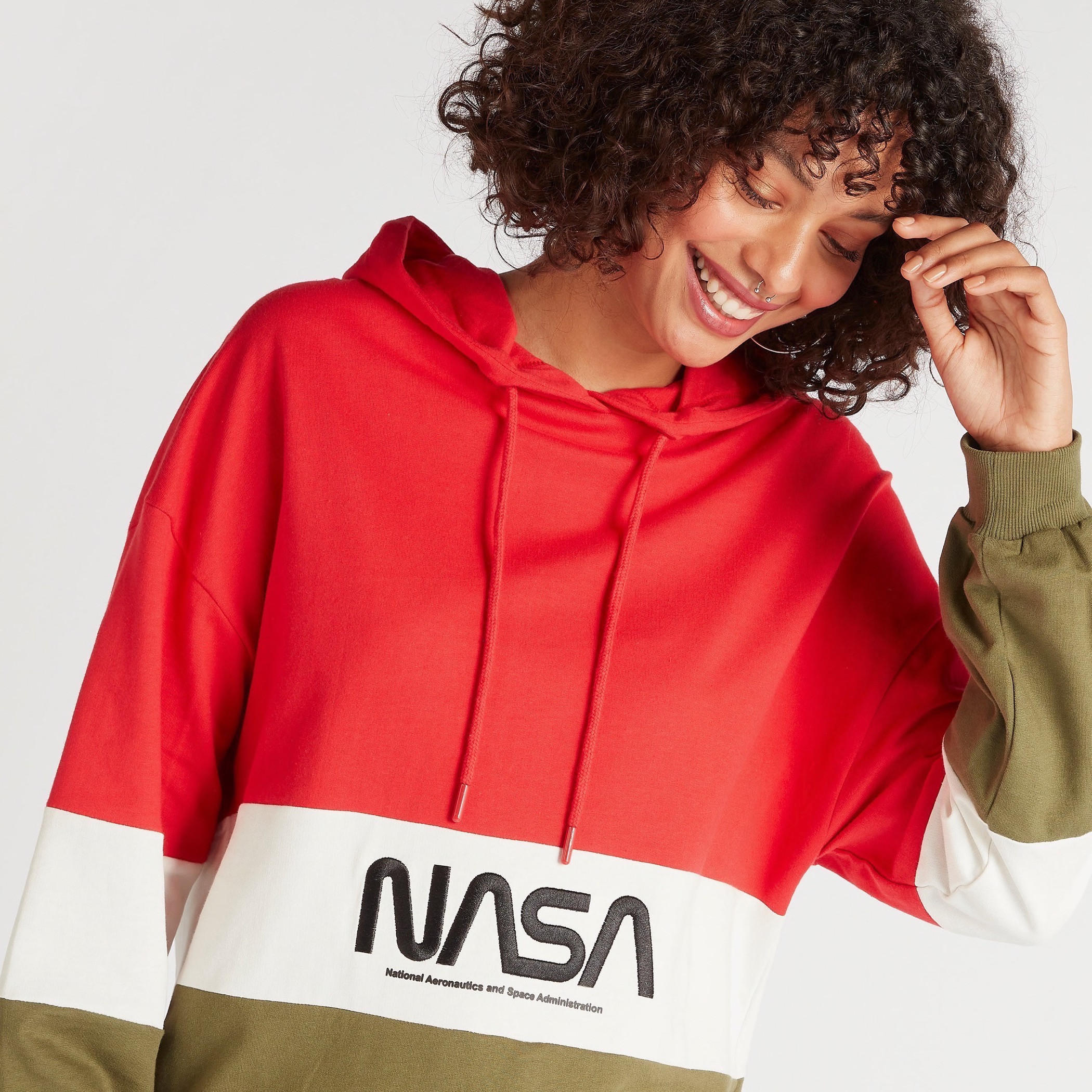 سويت شيرت بقبّعة وأكمام طويلة وتطريز ناسا-women-winterwear-hoodiesandsweatshirts-hoodies-image-3