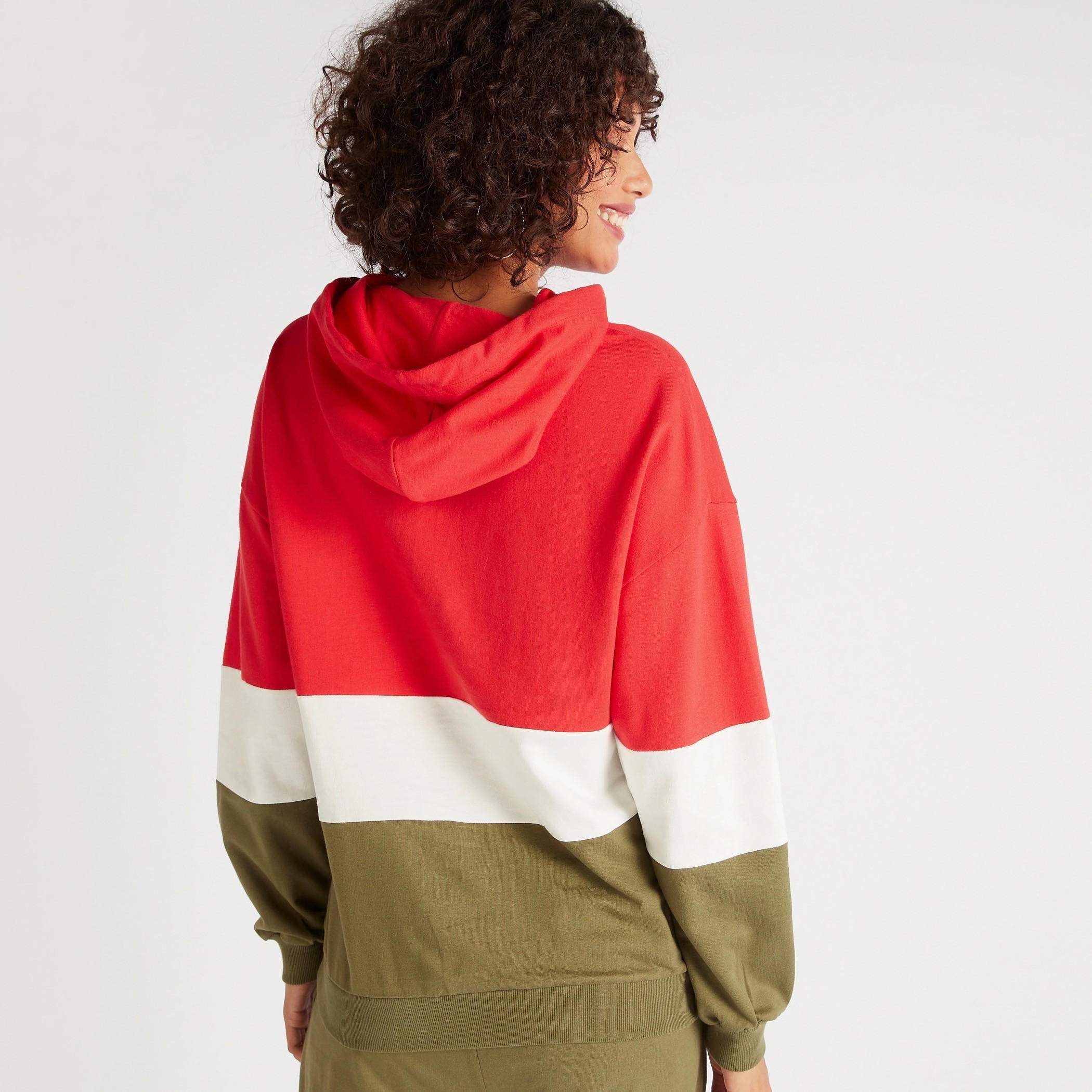 سويت شيرت بقبّعة وأكمام طويلة وتطريز ناسا-women-winterwear-hoodiesandsweatshirts-hoodies-image-4