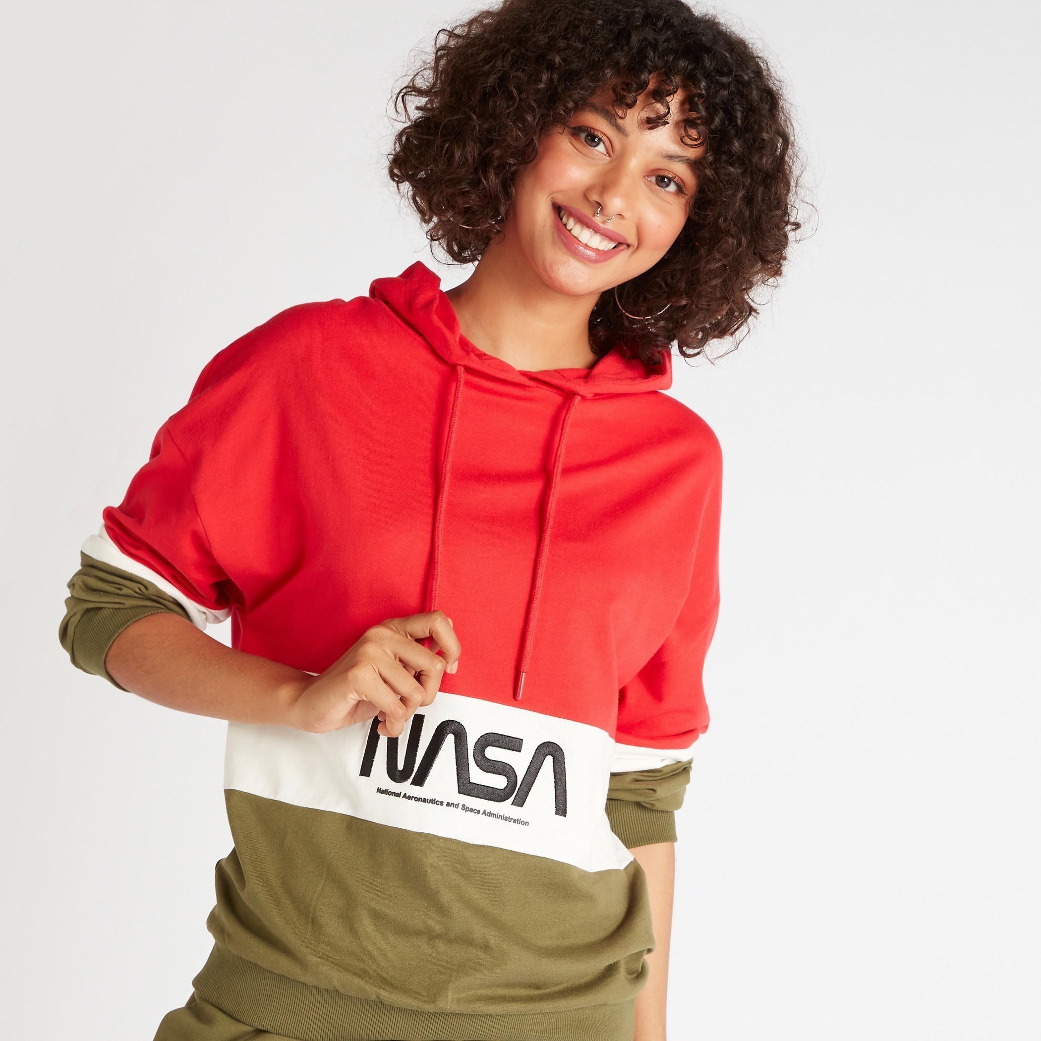 سويت شيرت بقبّعة وأكمام طويلة وتطريز ناسا-women-winterwear-hoodiesandsweatshirts-hoodies-image-5