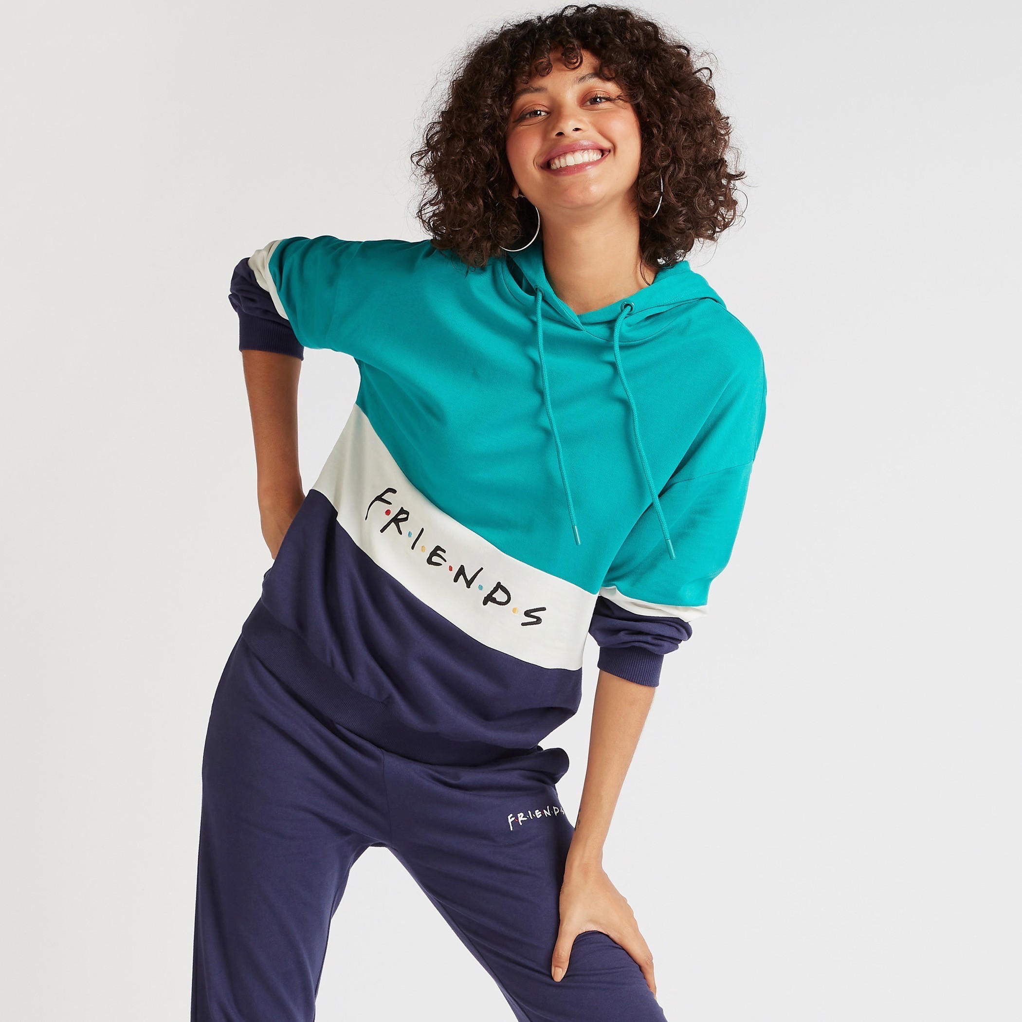 سويت شيرت بقبّعة وأكمام طويلة وتطريز فريندز-women-winterwear-hoodiesandsweatshirts-hoodies-image-1