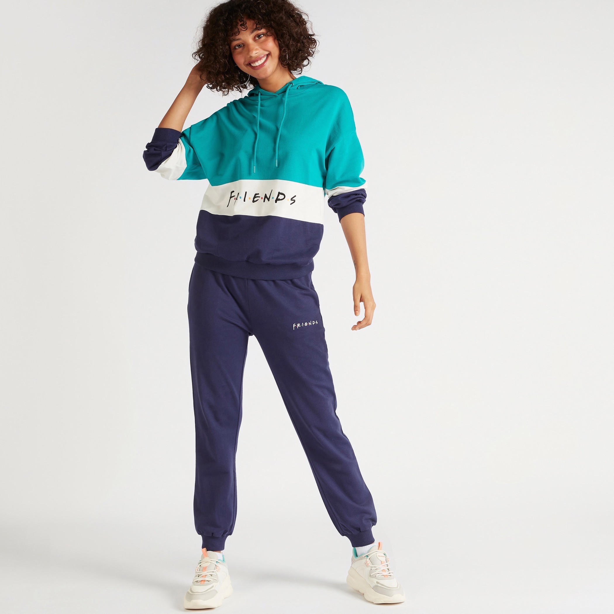سويت شيرت بقبّعة وأكمام طويلة وتطريز فريندز-women-winterwear-hoodiesandsweatshirts-hoodies-image-2