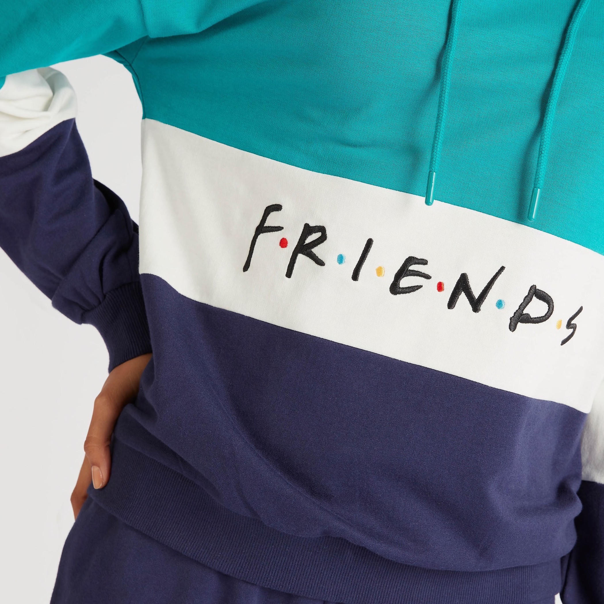 سويت شيرت بقبّعة وأكمام طويلة وتطريز فريندز-women-winterwear-hoodiesandsweatshirts-hoodies-image-3