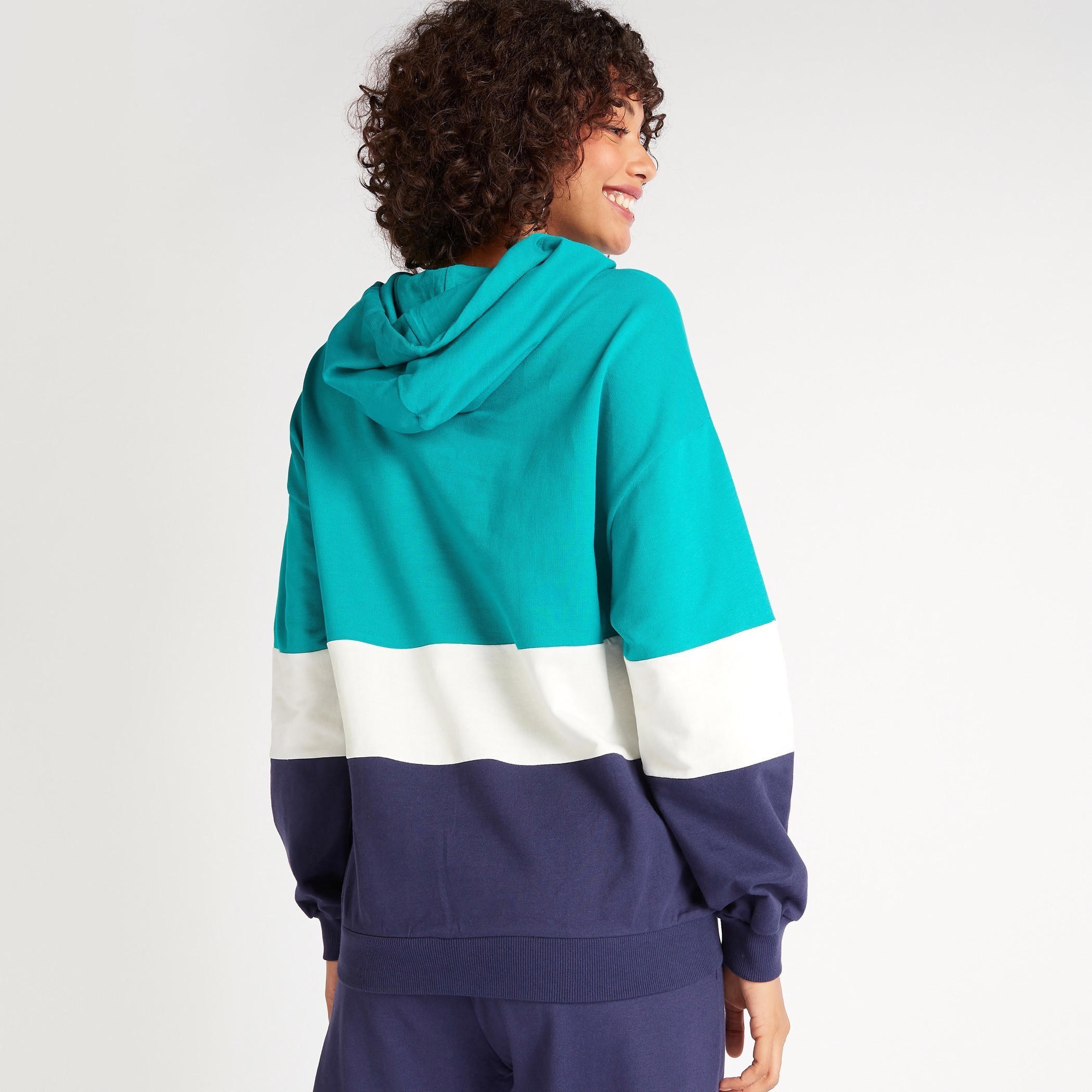 سويت شيرت بقبّعة وأكمام طويلة وتطريز فريندز-women-winterwear-hoodiesandsweatshirts-hoodies-image-4