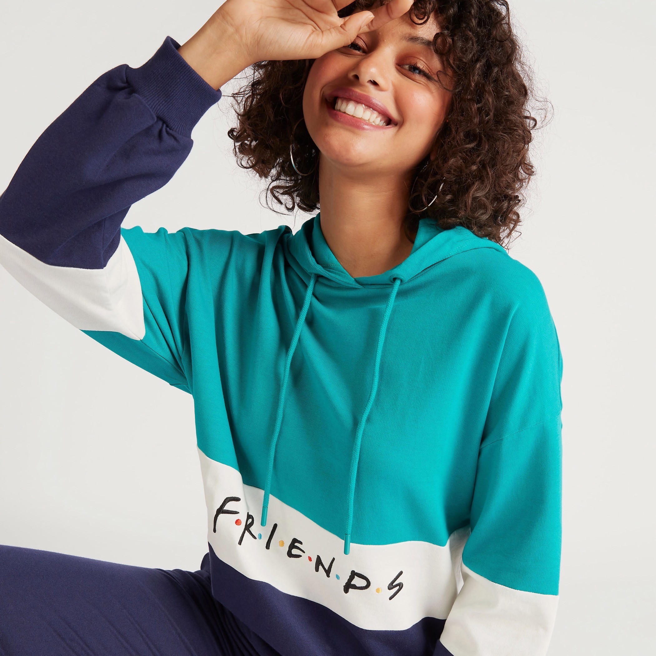 سويت شيرت بقبّعة وأكمام طويلة وتطريز فريندز-women-winterwear-hoodiesandsweatshirts-hoodies-image-6