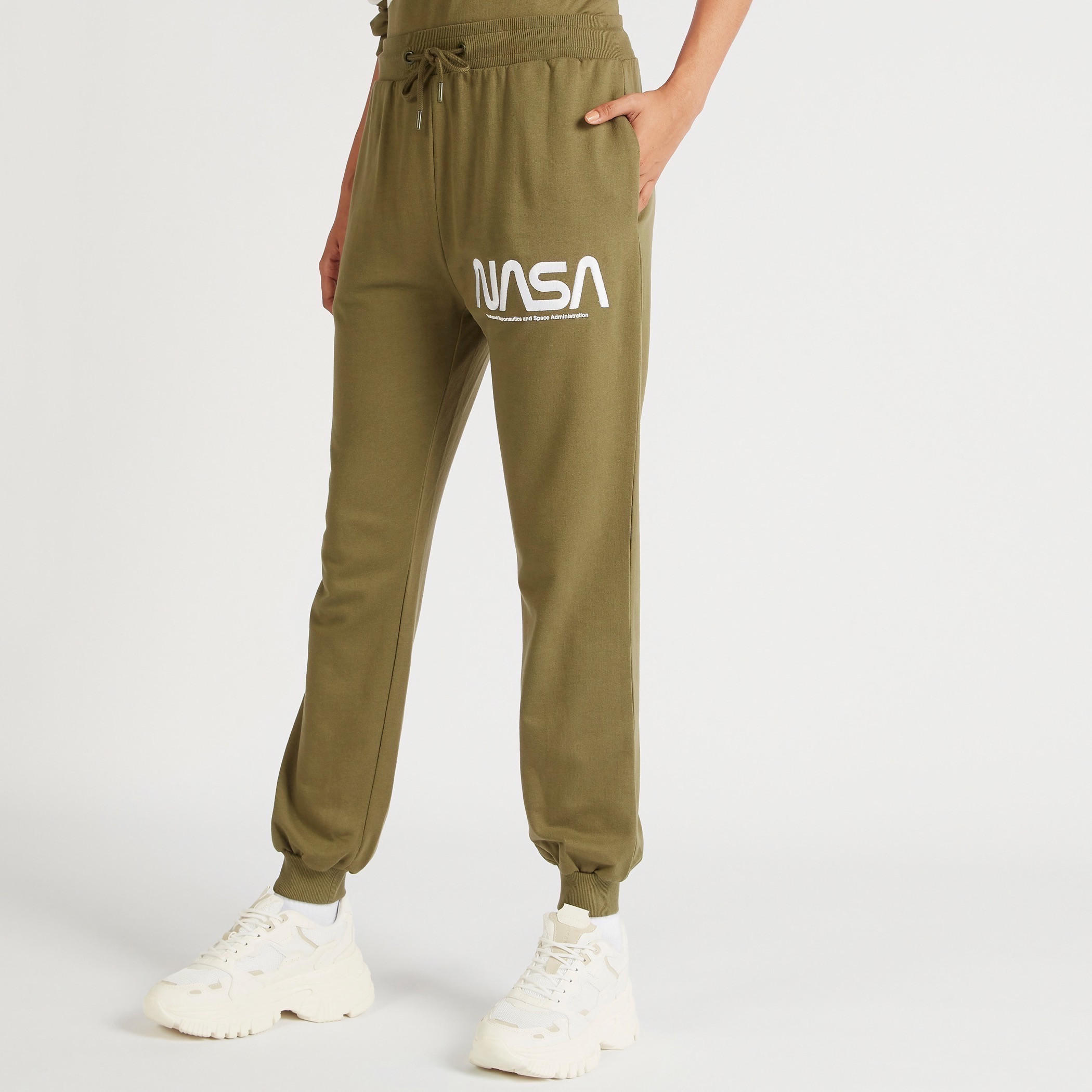 بنطلون رياضي بخصر متوسط الارتفاع وجيوب وطبعات ناسا-women-clothing-bottoms-joggers-image-1