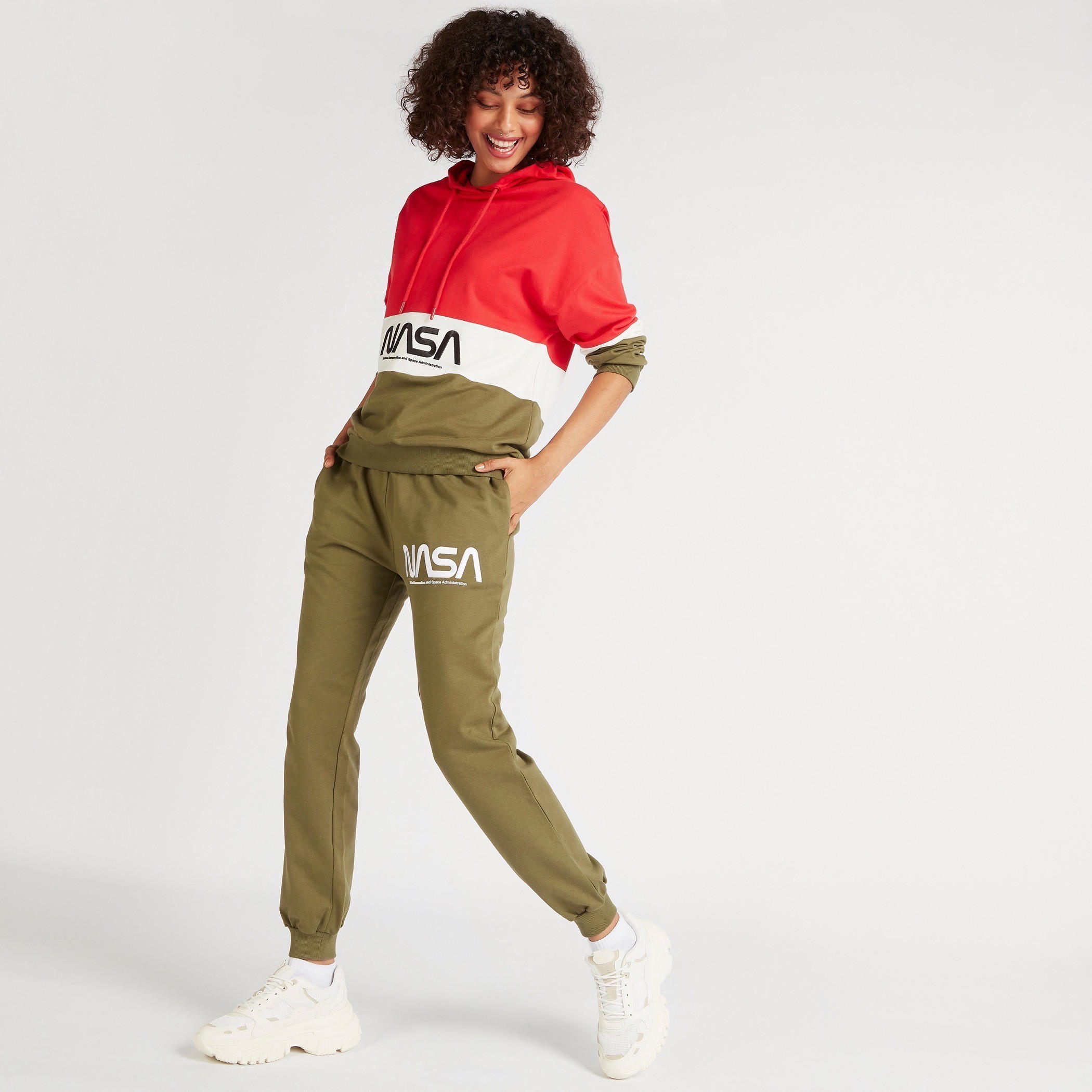 بنطلون رياضي بخصر متوسط الارتفاع وجيوب وطبعات ناسا-women-clothing-bottoms-joggers-image-2