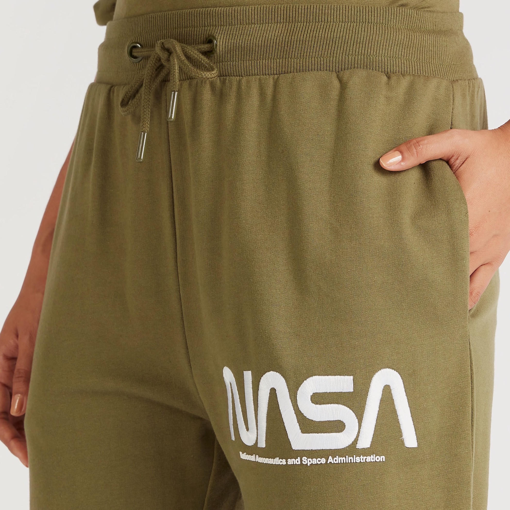 بنطلون رياضي بخصر متوسط الارتفاع وجيوب وطبعات ناسا-women-clothing-bottoms-joggers-image-3