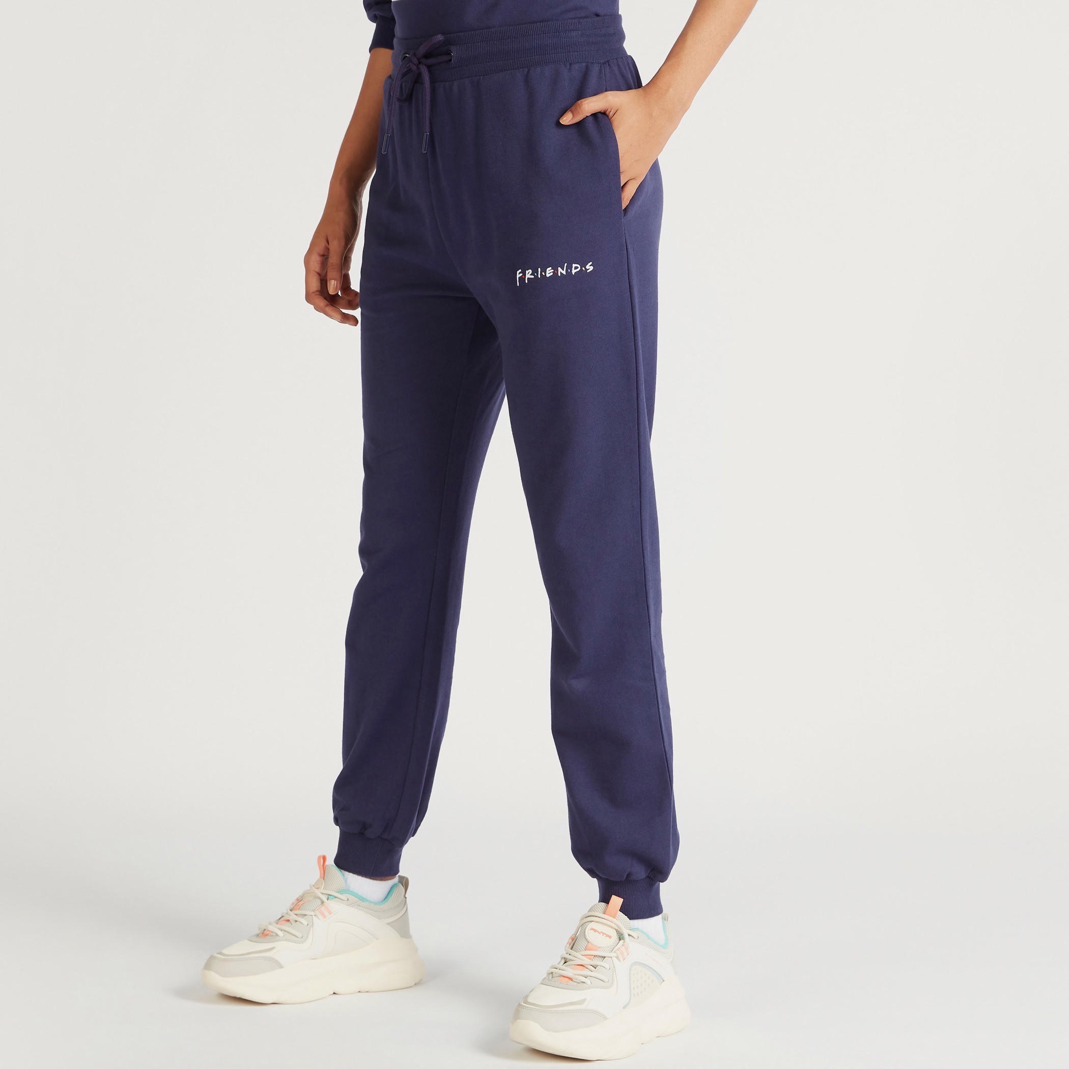 بنطلون رياضي بخصر متوسط الارتفاع وجيوب وطبعات فريندز نصيّة-women-clothing-bottoms-joggers-image-1