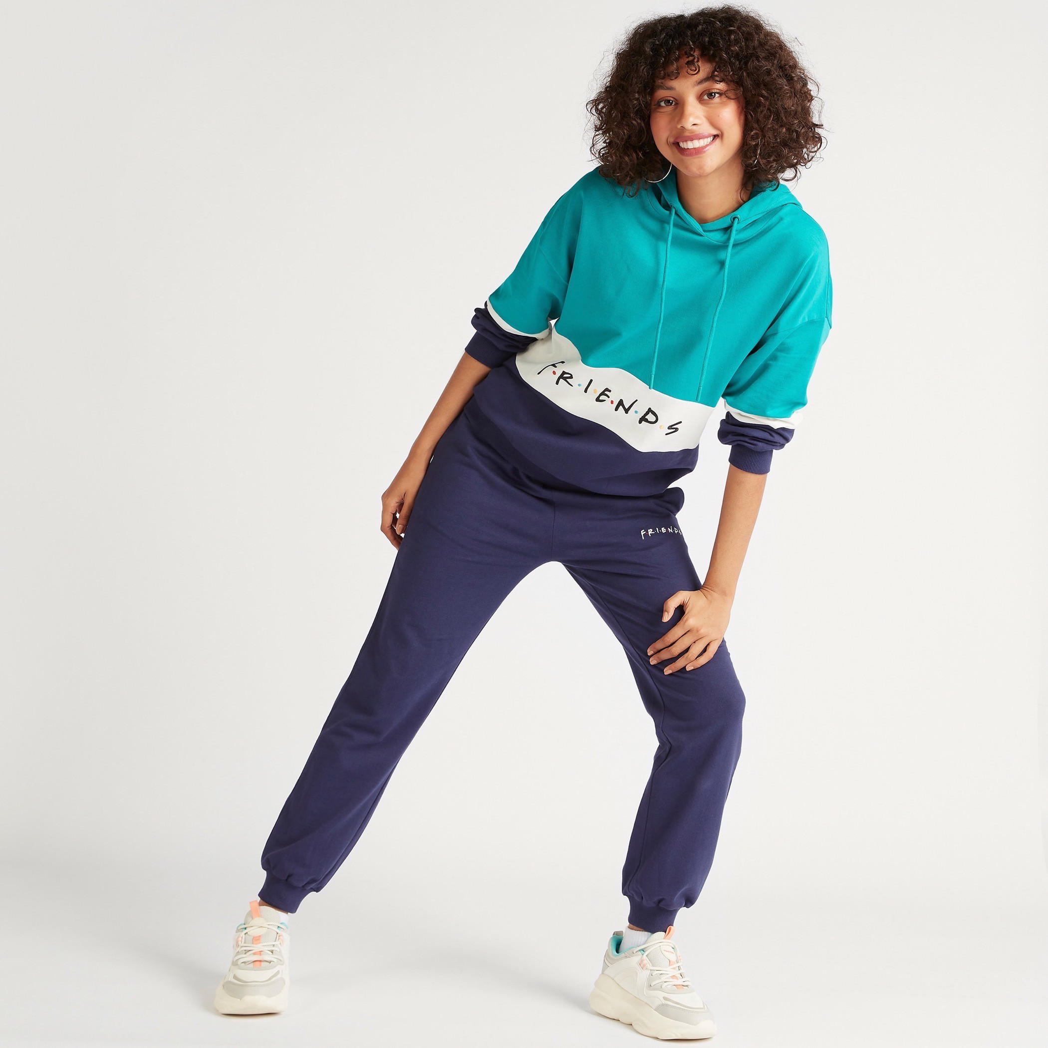 بنطلون رياضي بخصر متوسط الارتفاع وجيوب وطبعات فريندز نصيّة-women-clothing-bottoms-joggers-image-2