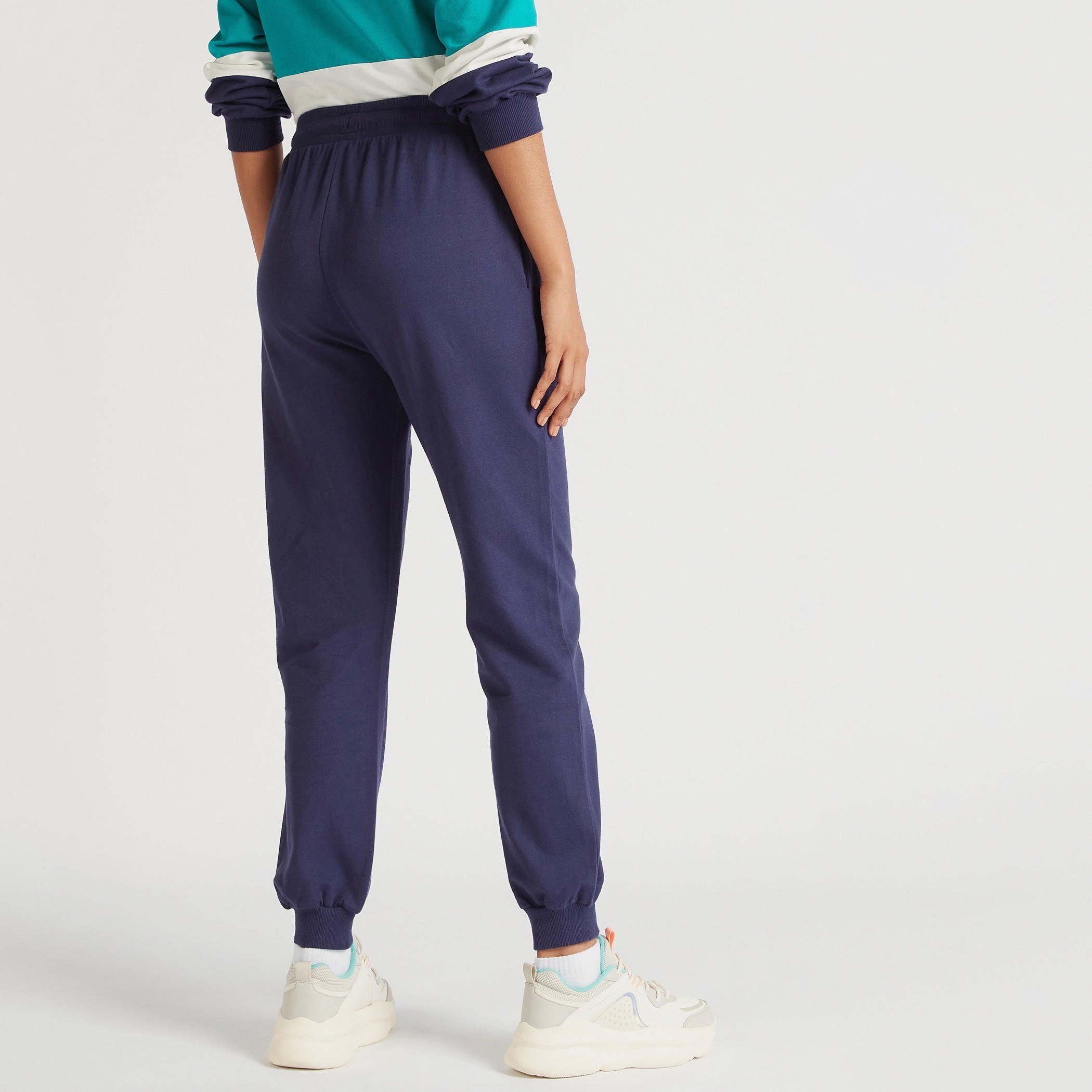 بنطلون رياضي بخصر متوسط الارتفاع وجيوب وطبعات فريندز نصيّة-women-clothing-bottoms-joggers-image-4
