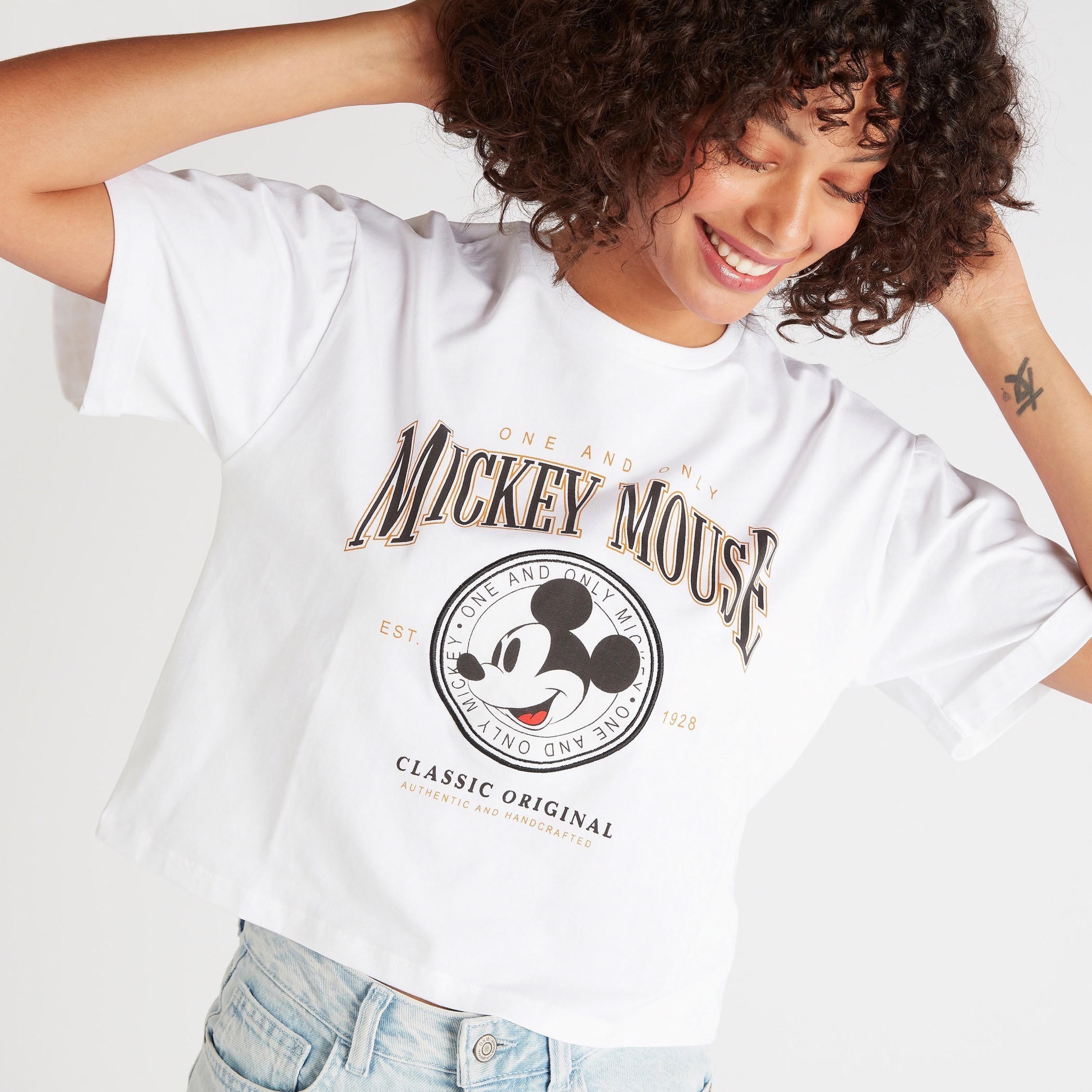 تيشيرت قصير بياقة ضيّقة وأكمام قصيرة وطبعات ميكي ماوس-women-clothing-tshirts-image-1