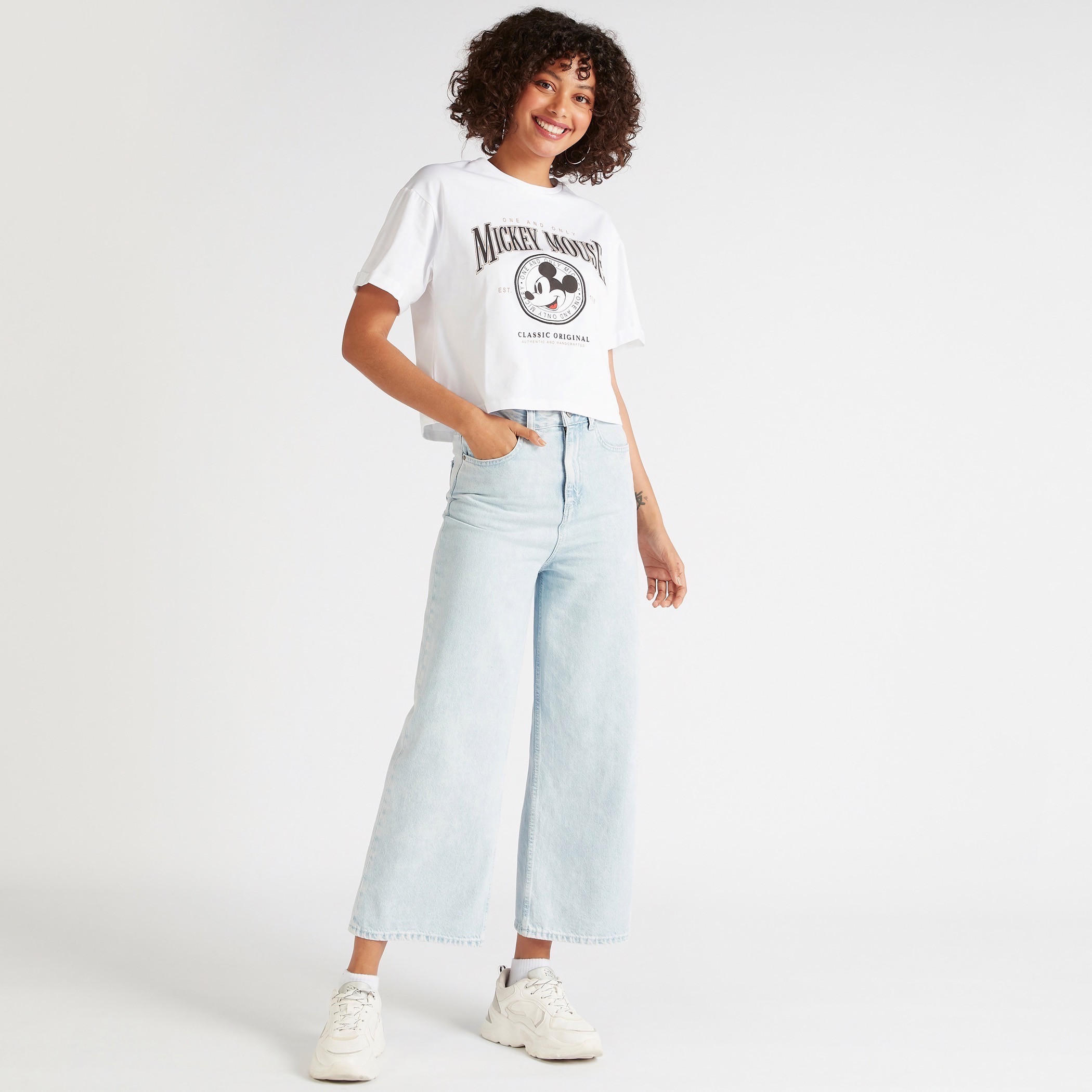 تيشيرت قصير بياقة ضيّقة وأكمام قصيرة وطبعات ميكي ماوس-women-clothing-tshirts-image-2