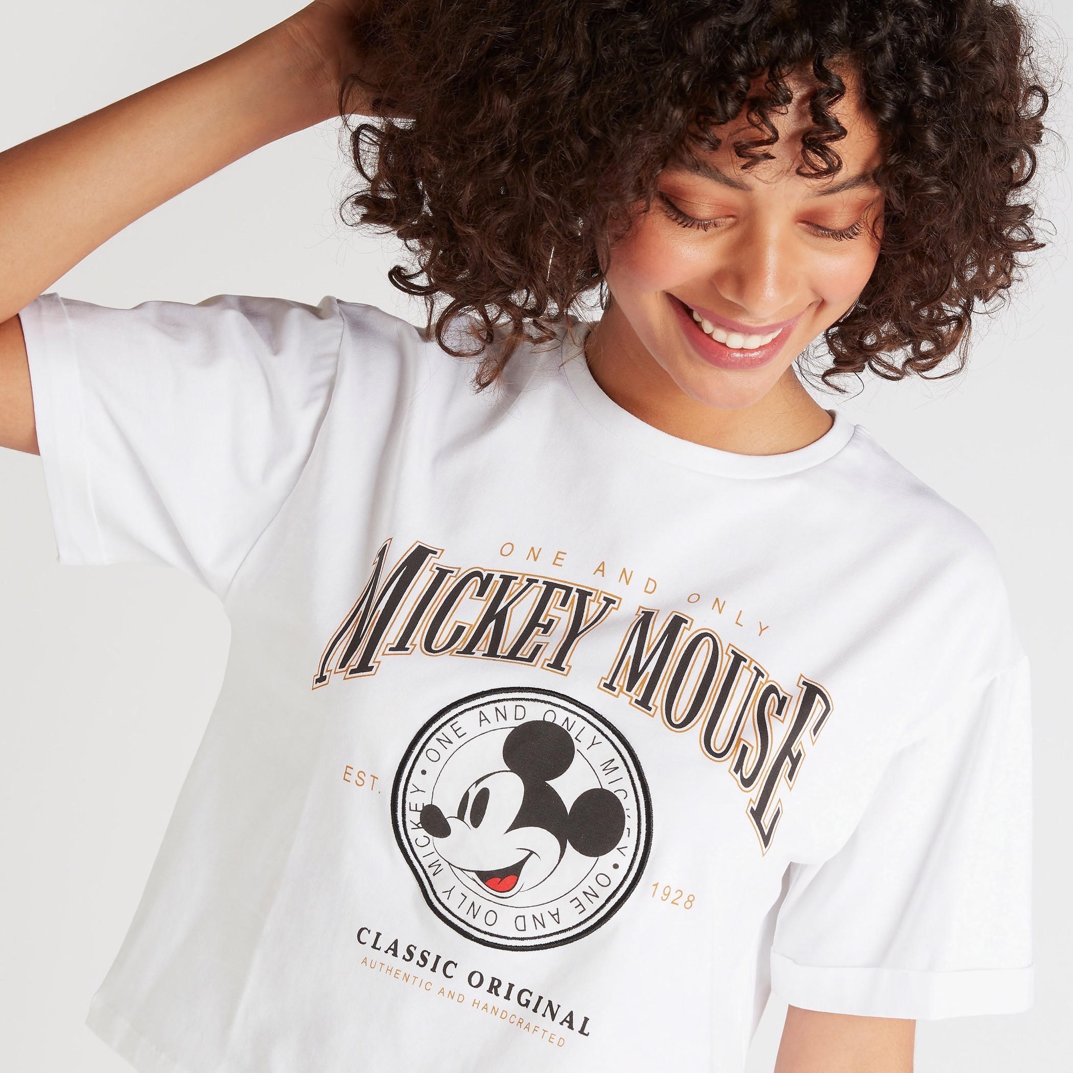 تيشيرت قصير بياقة ضيّقة وأكمام قصيرة وطبعات ميكي ماوس-women-clothing-tshirts-image-3