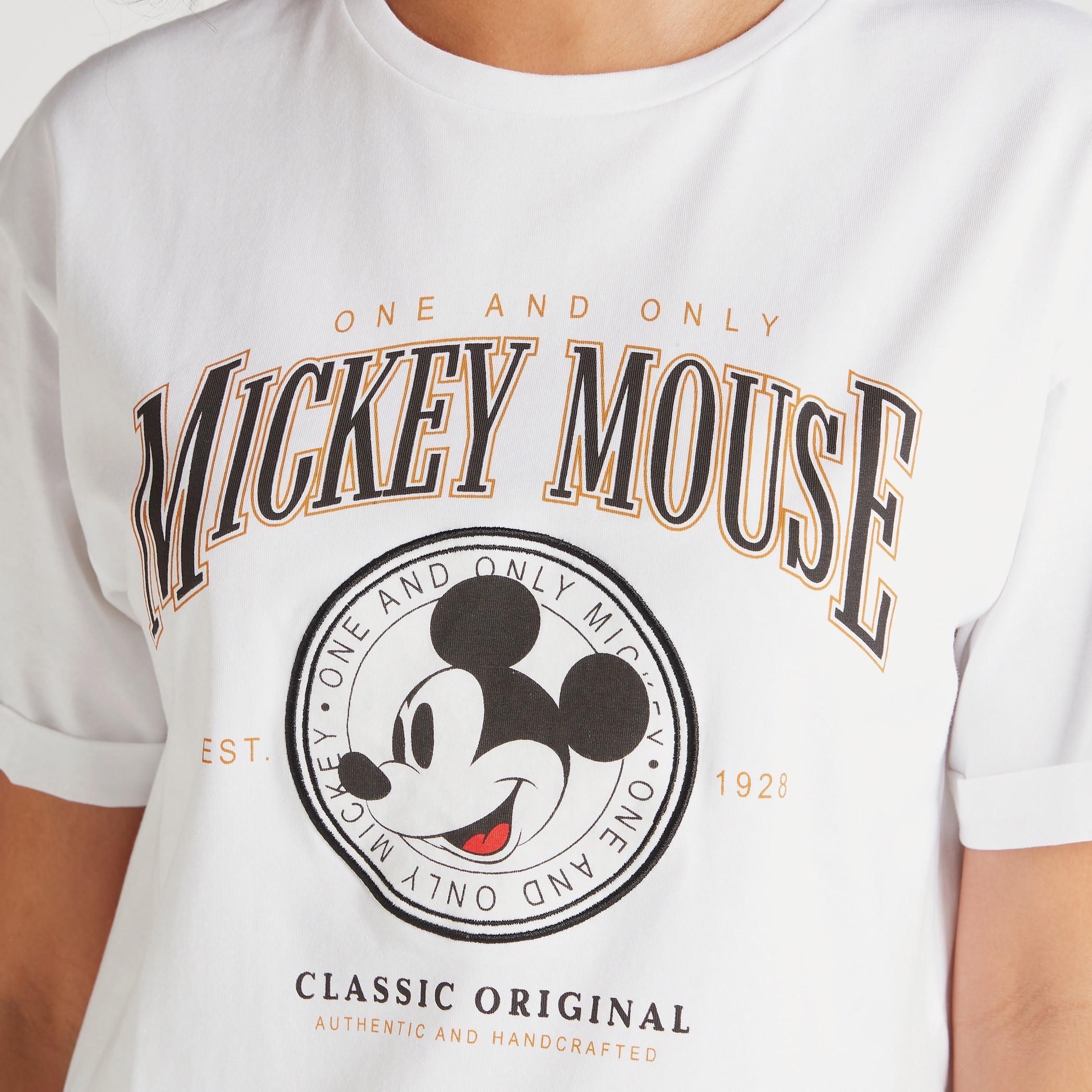 تيشيرت قصير بياقة ضيّقة وأكمام قصيرة وطبعات ميكي ماوس-women-clothing-tshirts-image-5