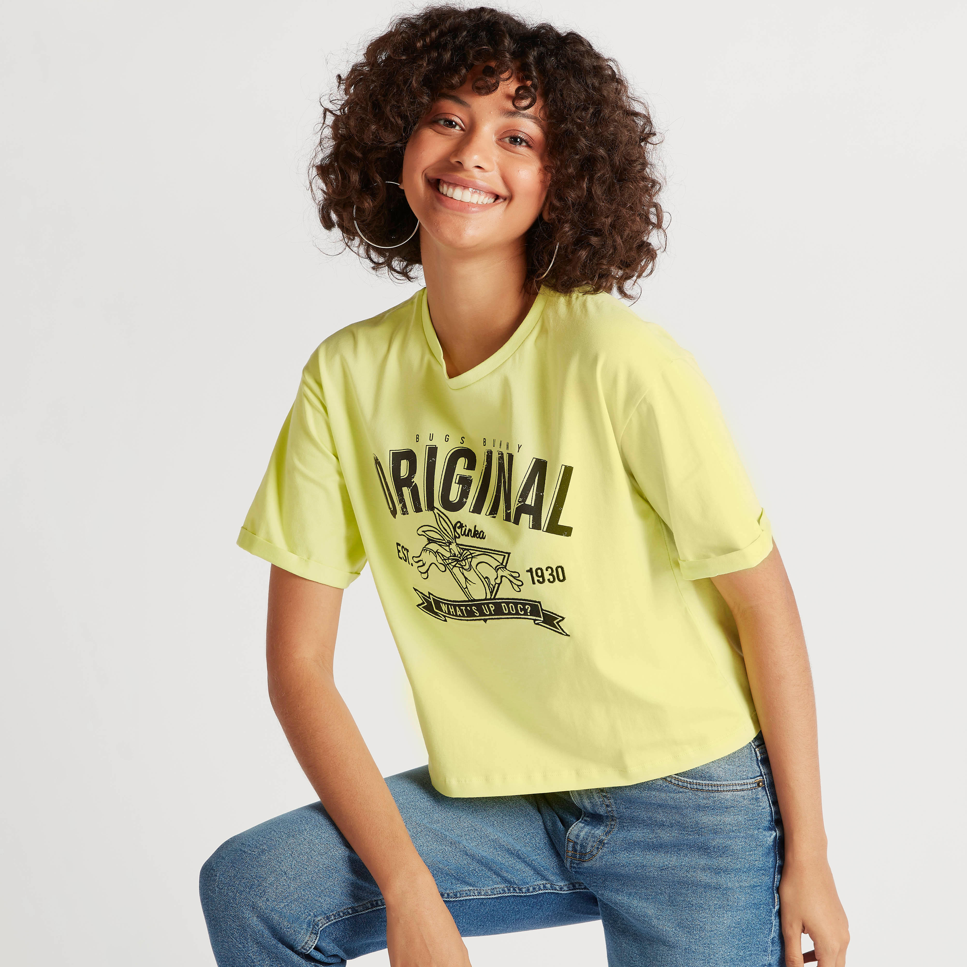 تيشيرت بياقة ضيقة وأكمام قصيرة وطبعات لوني تيونز-women-clothing-tshirts-image-1
