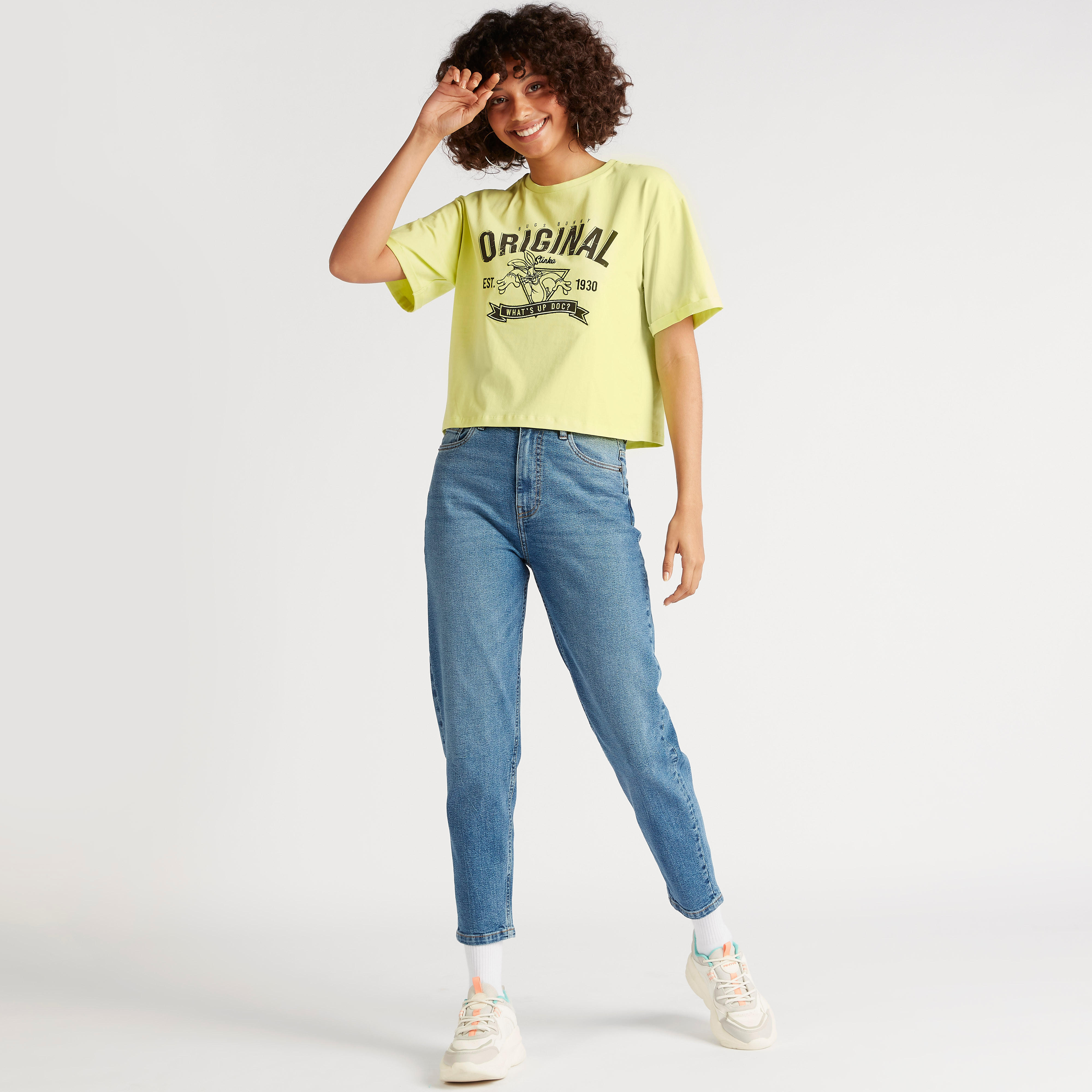 تيشيرت بياقة ضيقة وأكمام قصيرة وطبعات لوني تيونز-women-clothing-tshirts-image-2