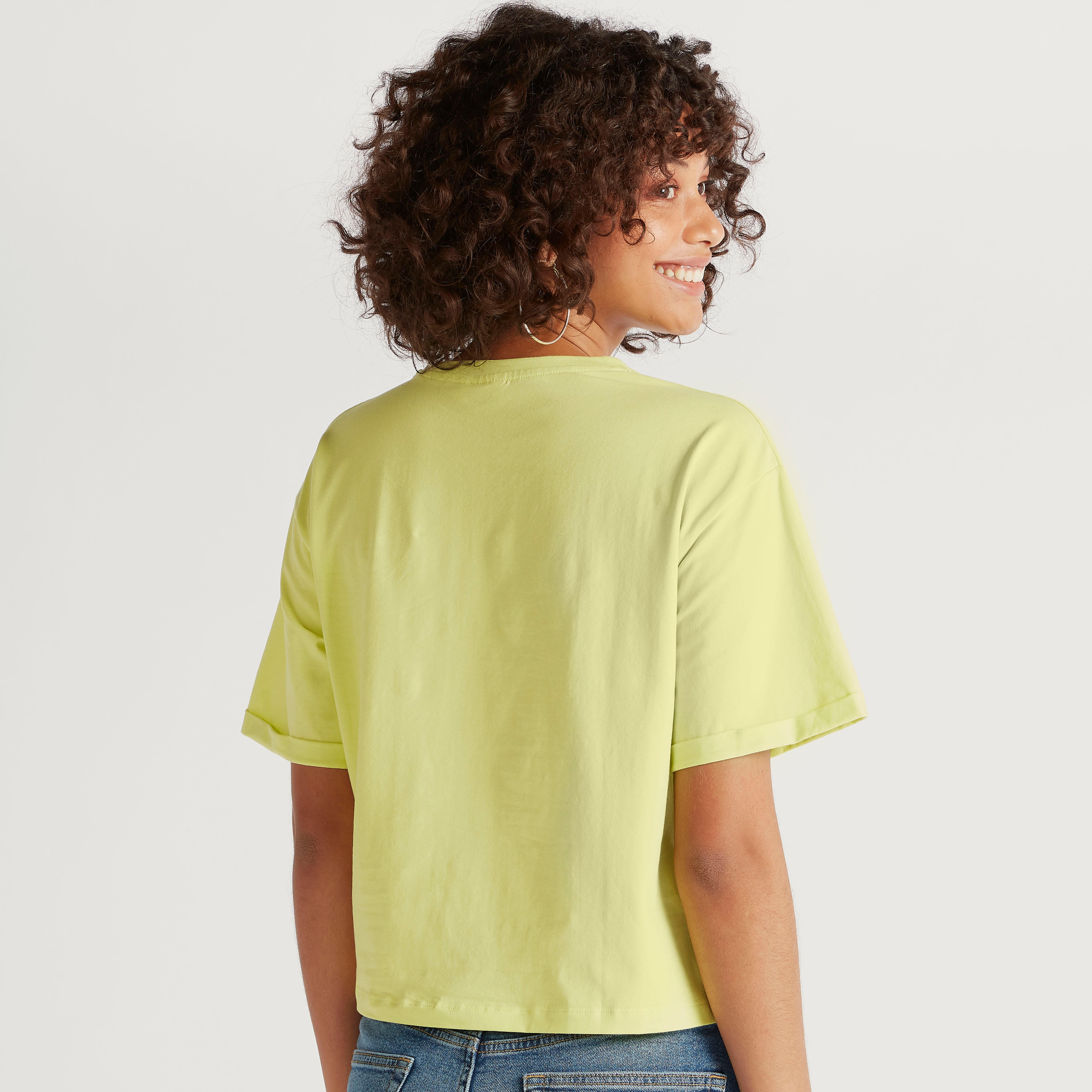 تيشيرت بياقة ضيقة وأكمام قصيرة وطبعات لوني تيونز-women-clothing-tshirts-image-4