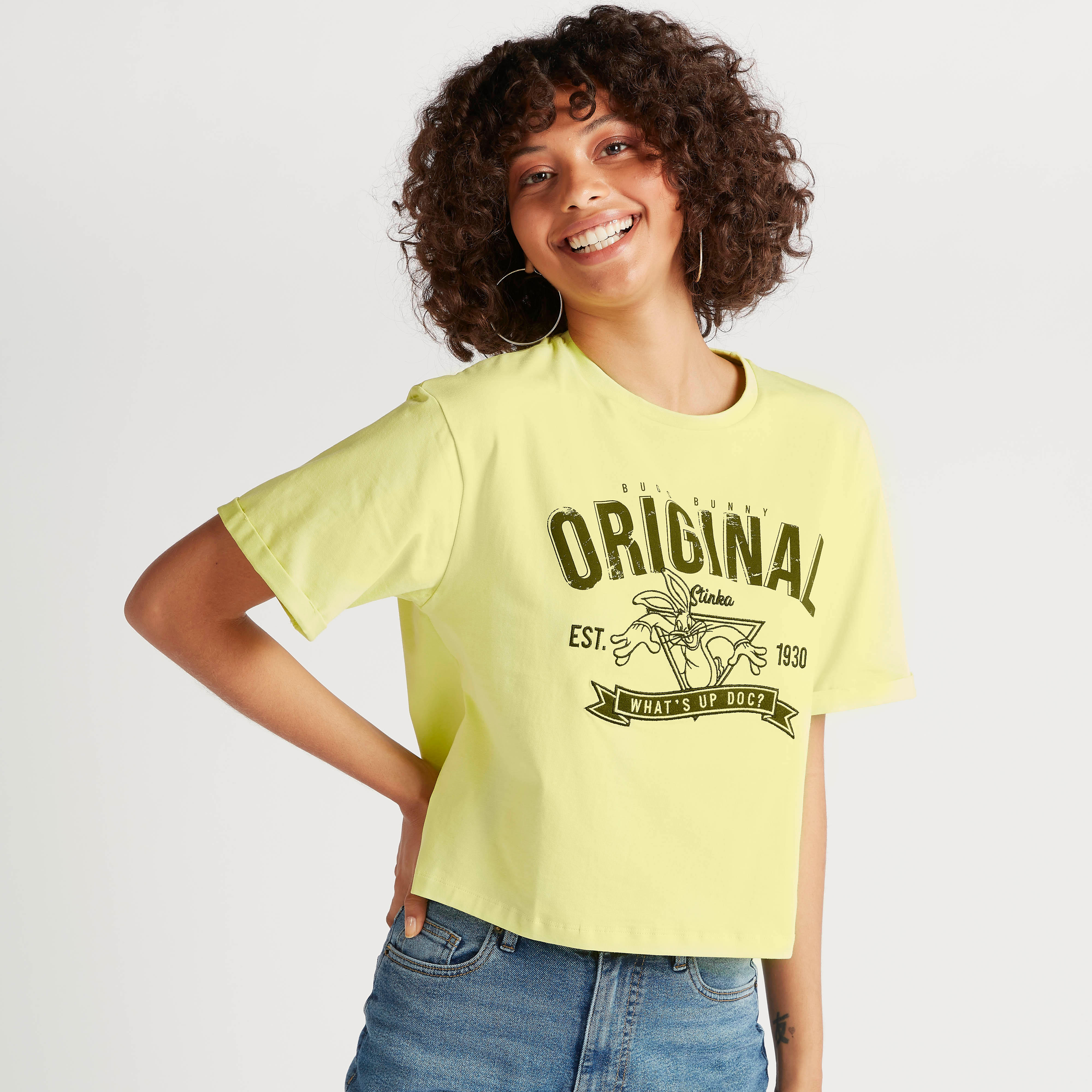 تيشيرت بياقة ضيقة وأكمام قصيرة وطبعات لوني تيونز-women-clothing-tshirts-image-5
