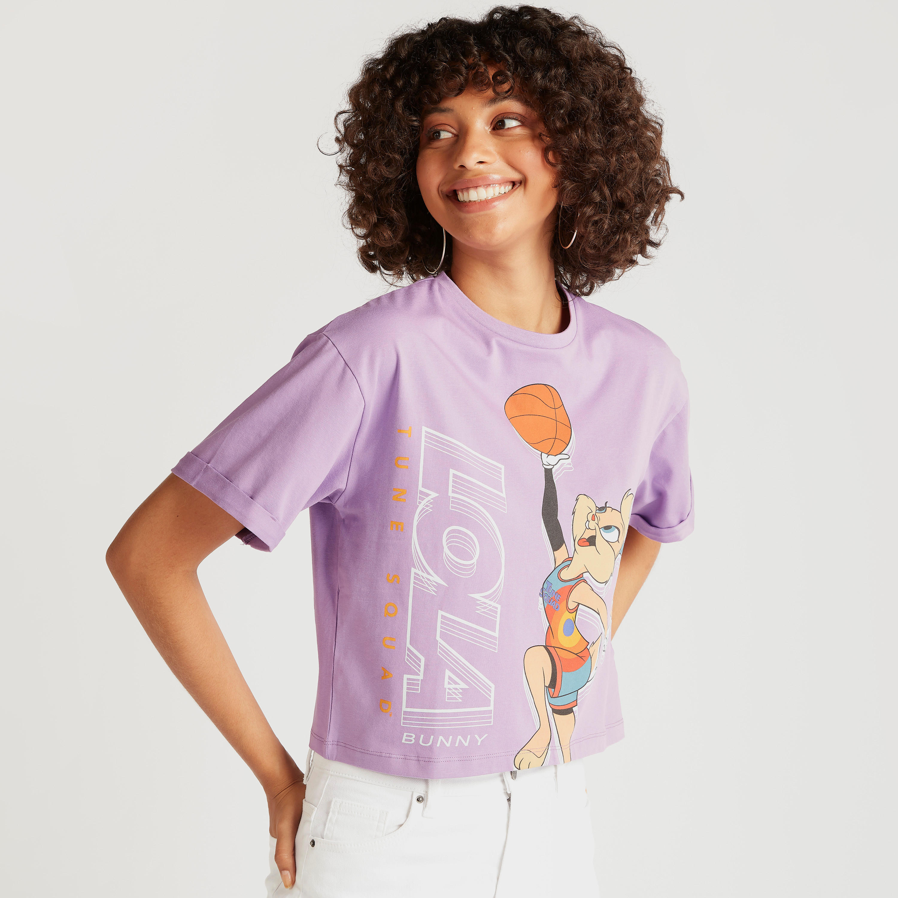 تيشيرت بياقة ضيقة وأكمام قصيرة وطبعات لوني تيونز-women-clothing-tshirts-image-1
