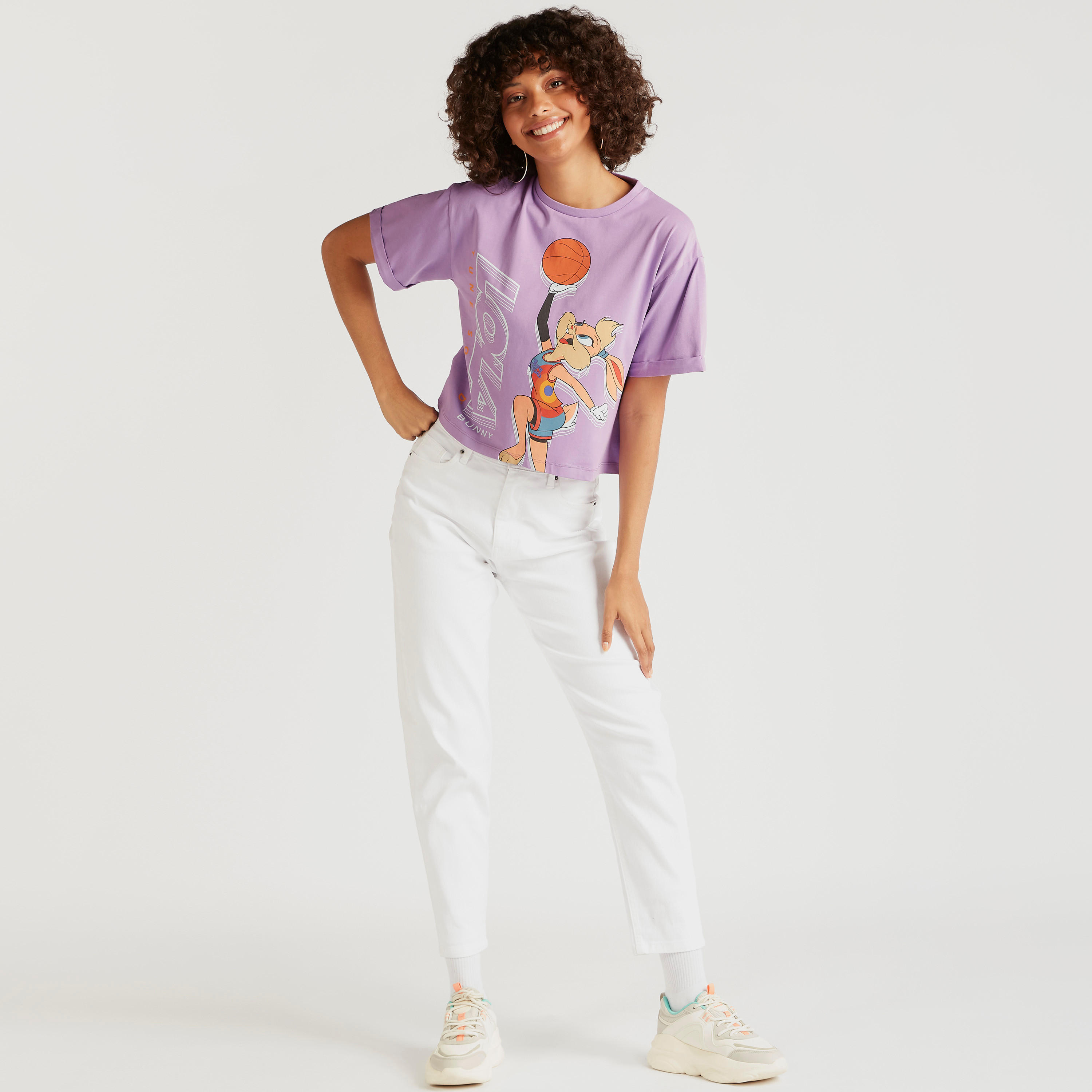 تيشيرت بياقة ضيقة وأكمام قصيرة وطبعات لوني تيونز-women-clothing-tshirts-image-2