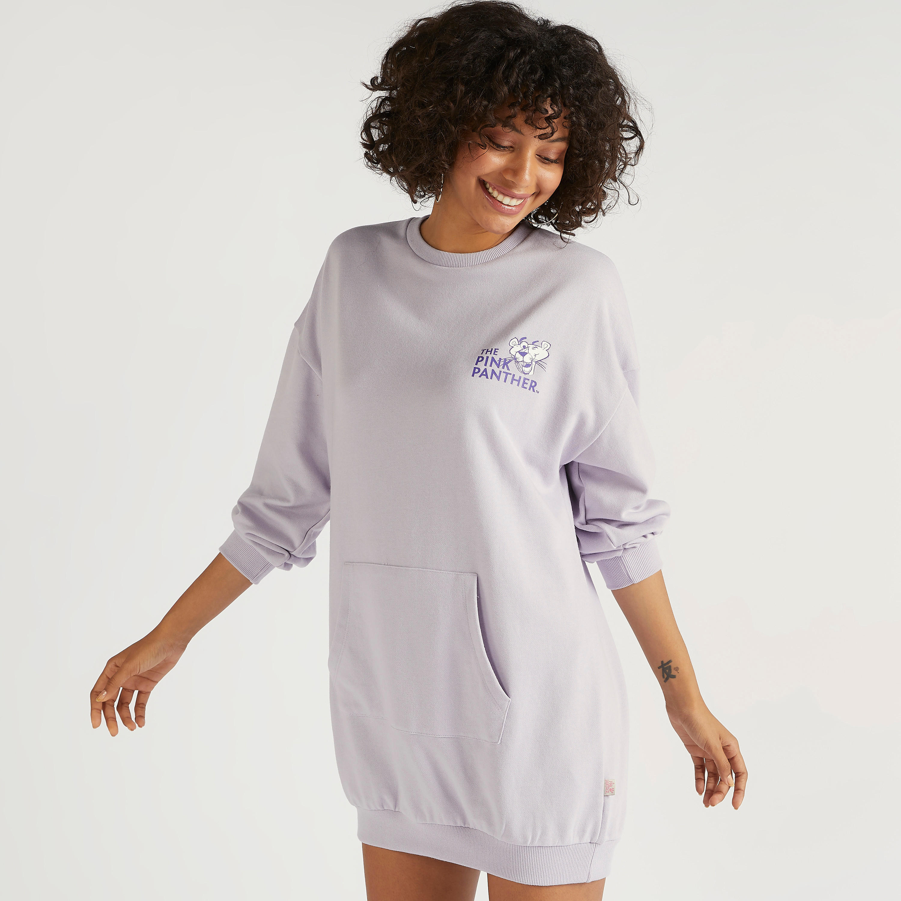 فستان جامبر قصير بجيب كنغر وطبعات ذي بينك بانتر-women-clothing-dresses-image-1