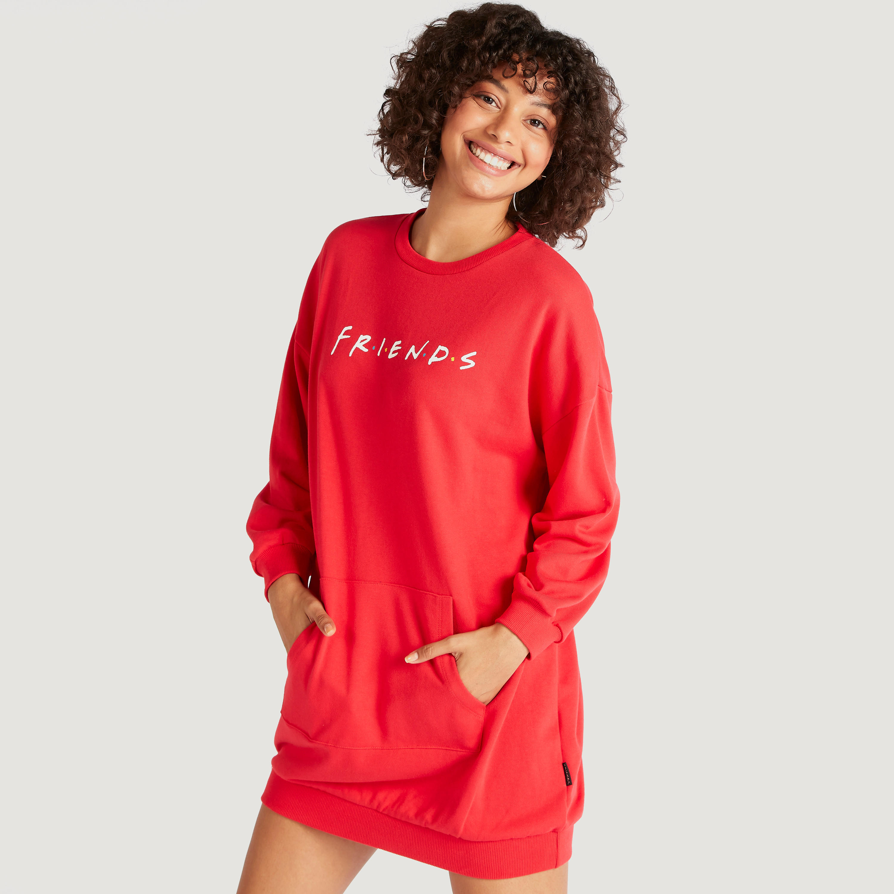 جمبر قصير بجيب كنغر وطبعات فريندز وأكمام طويلة-women-clothing-dresses-image-1