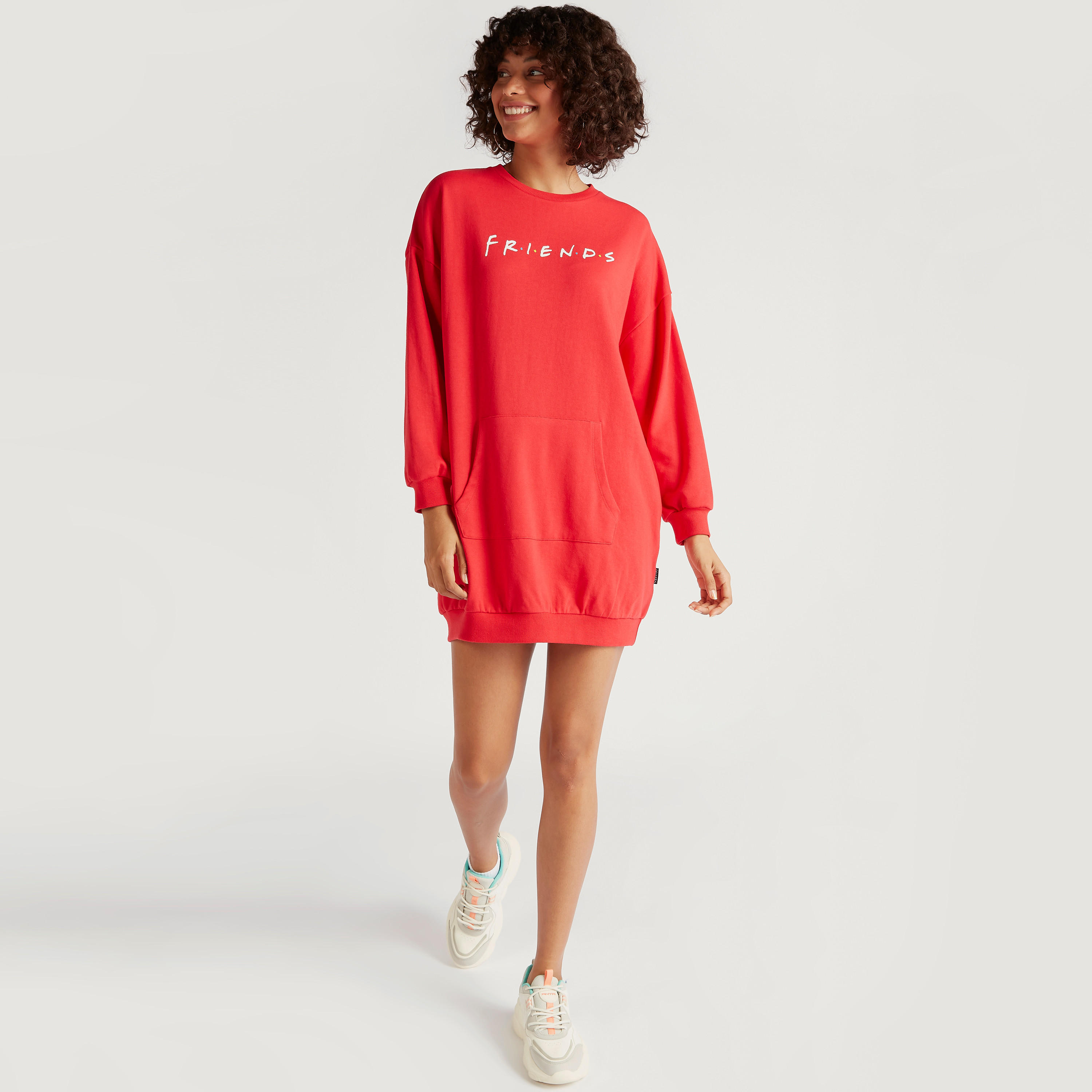 جمبر قصير بجيب كنغر وطبعات فريندز وأكمام طويلة-women-clothing-dresses-image-2