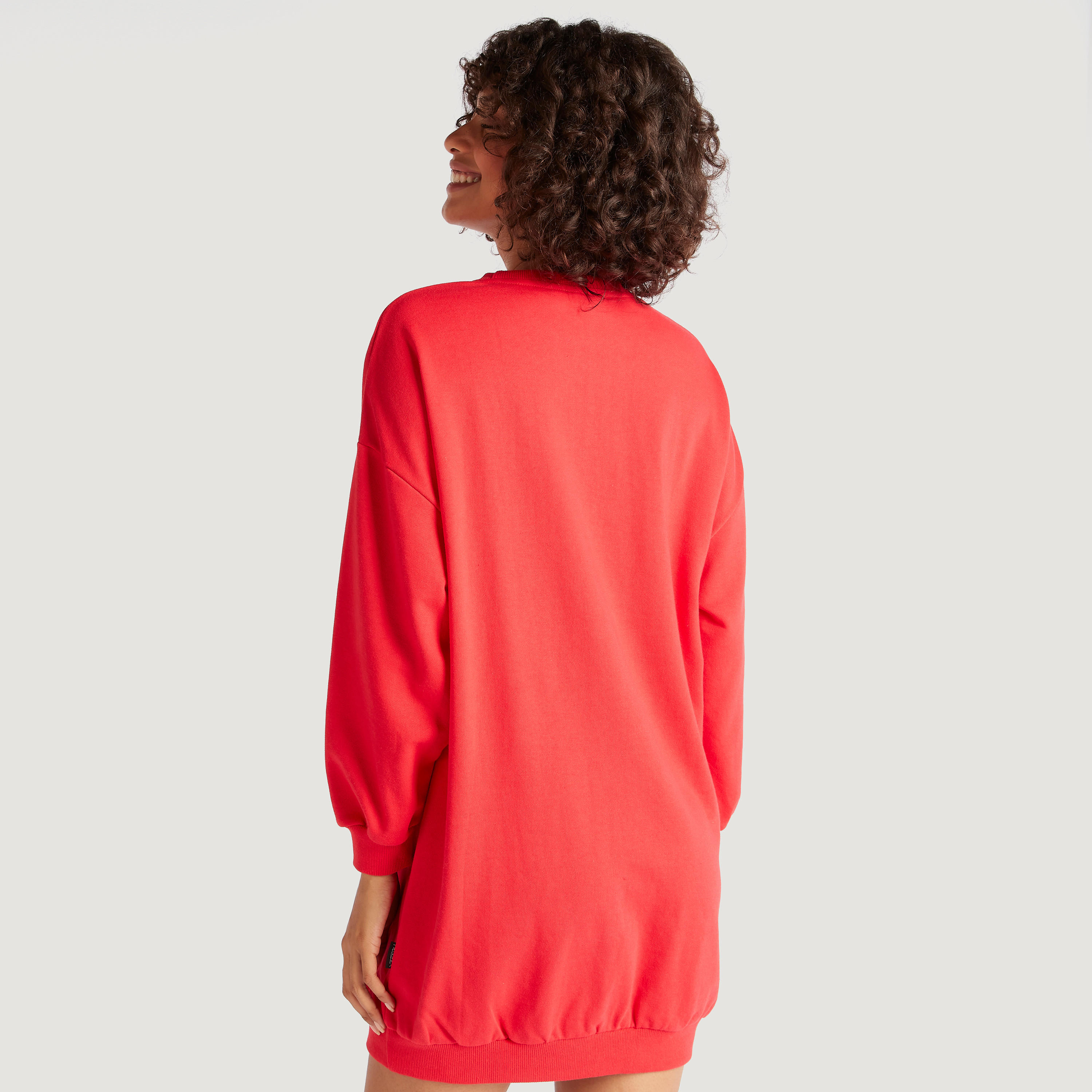 جمبر قصير بجيب كنغر وطبعات فريندز وأكمام طويلة-women-clothing-dresses-image-4