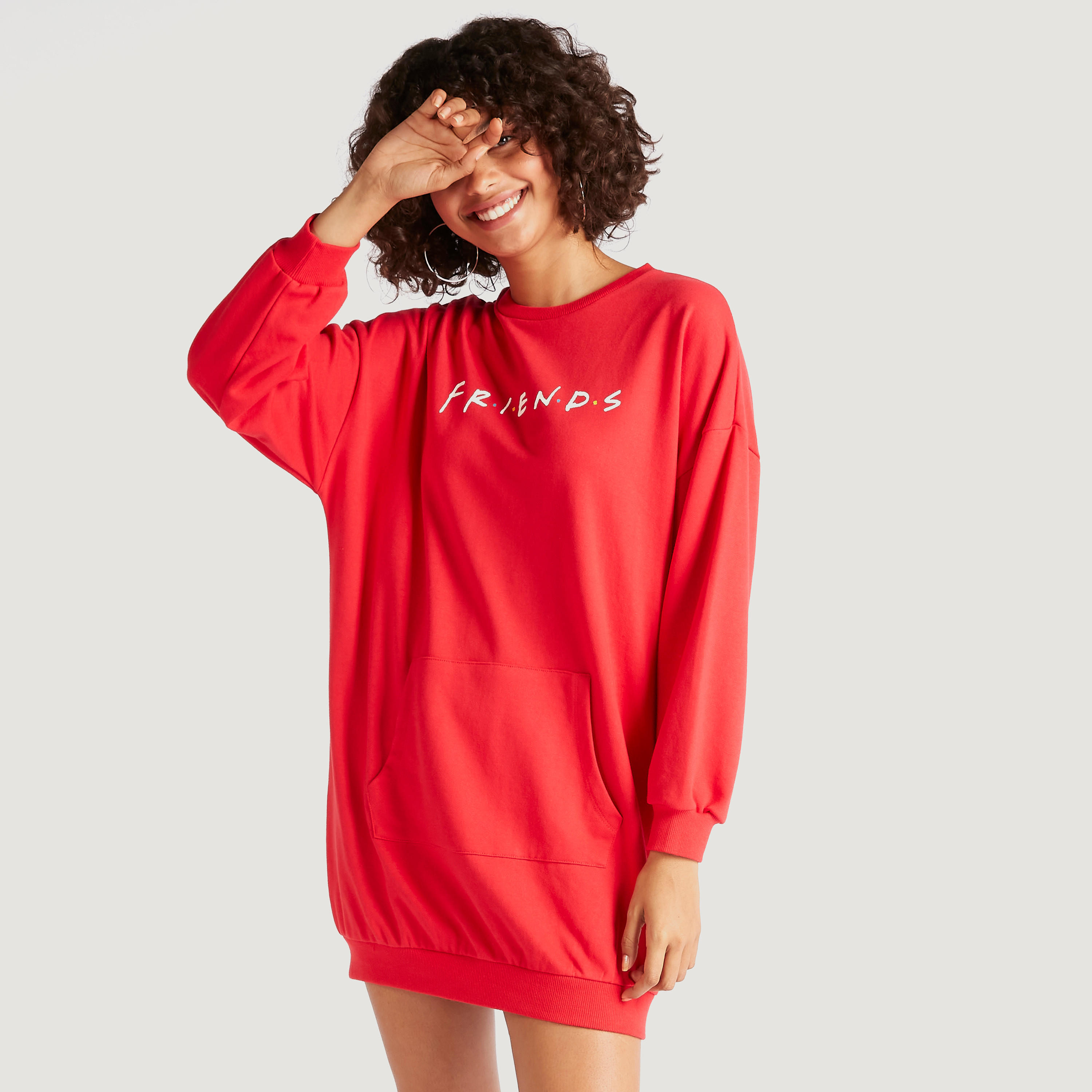 جمبر قصير بجيب كنغر وطبعات فريندز وأكمام طويلة-women-clothing-dresses-image-5