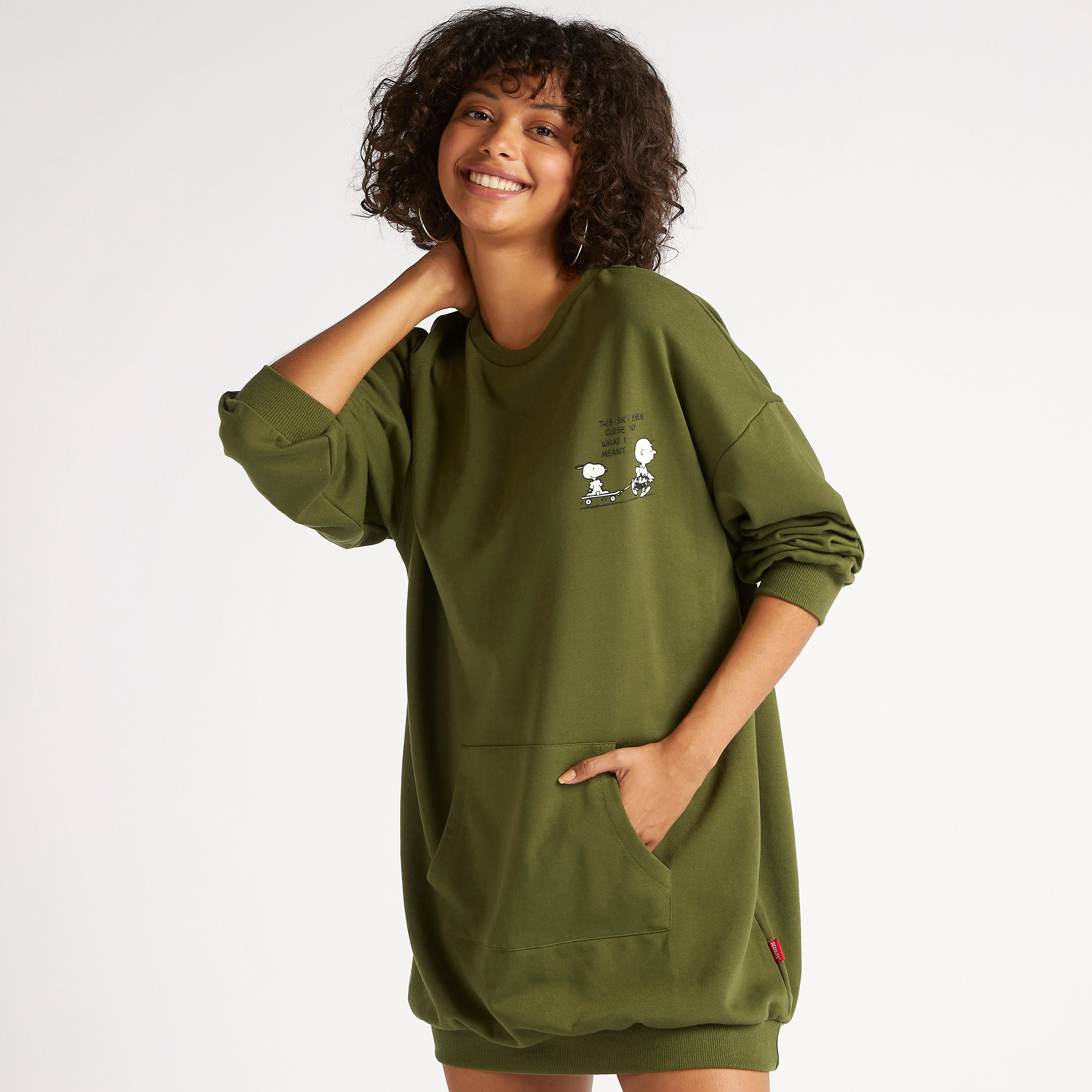 فستان جامبر قصير بطبعات تشارلي براون وأكمام طويلة وجيوب-women-clothing-dresses-image-1