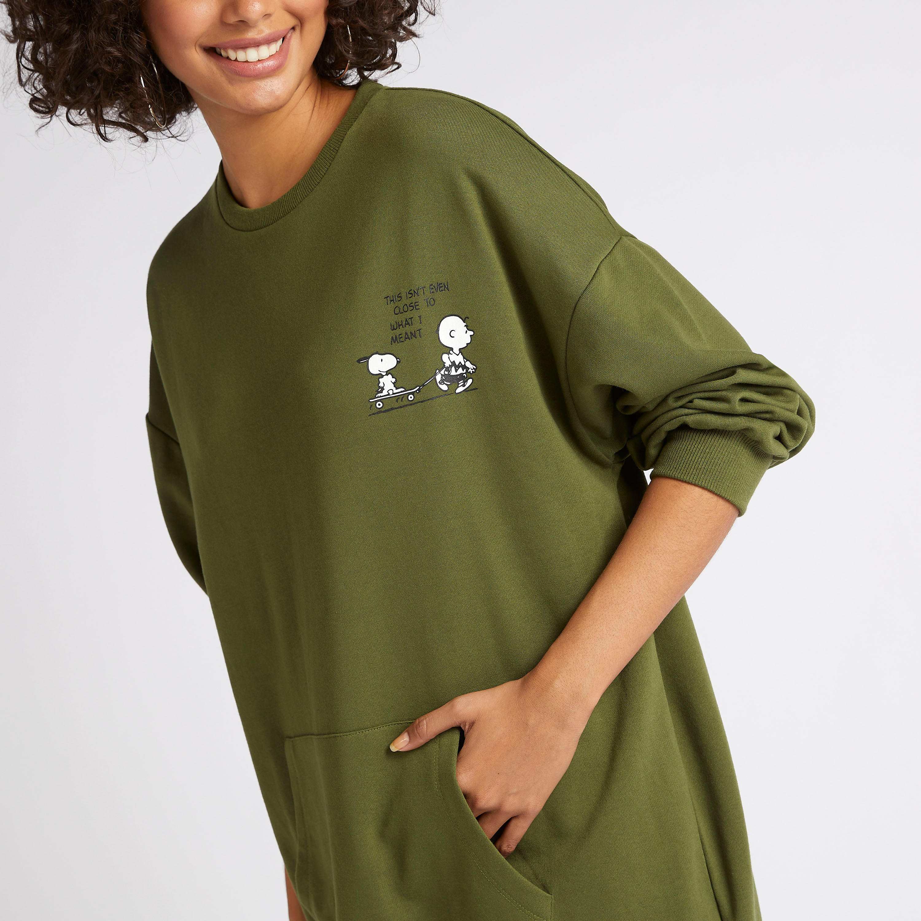 فستان جامبر قصير بطبعات تشارلي براون وأكمام طويلة وجيوب-women-clothing-dresses-image-5