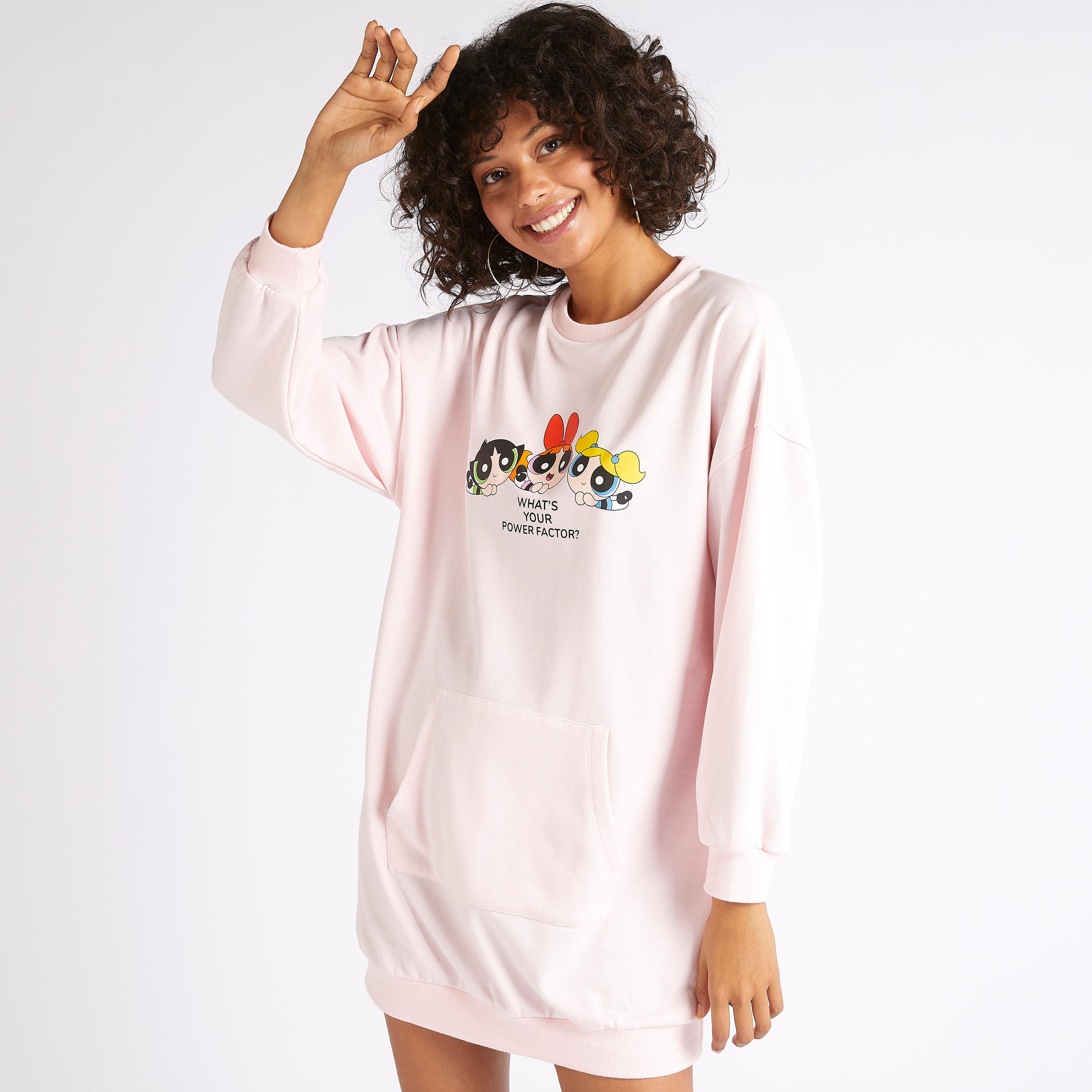فستان جمبر قصير بطبعات باور بوف جيرلز وأكمام طويلة وجيوب-women-clothing-dresses-image-1