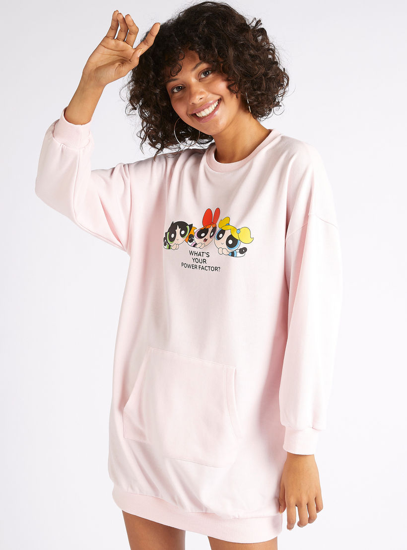 فستان جمبر قصير بطبعات باور بوف جيرلز وأكمام طويلة وجيوب-women-clothing-dresses-image-1