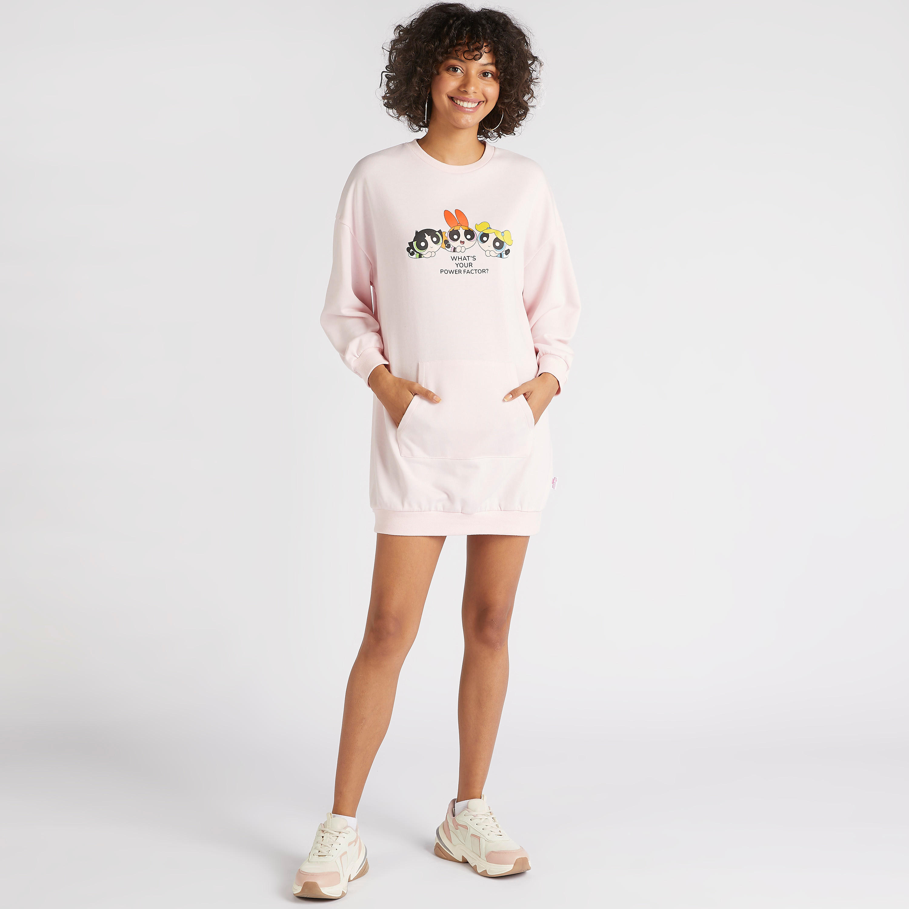 فستان جمبر قصير بطبعات باور بوف جيرلز وأكمام طويلة وجيوب-women-clothing-dresses-image-2