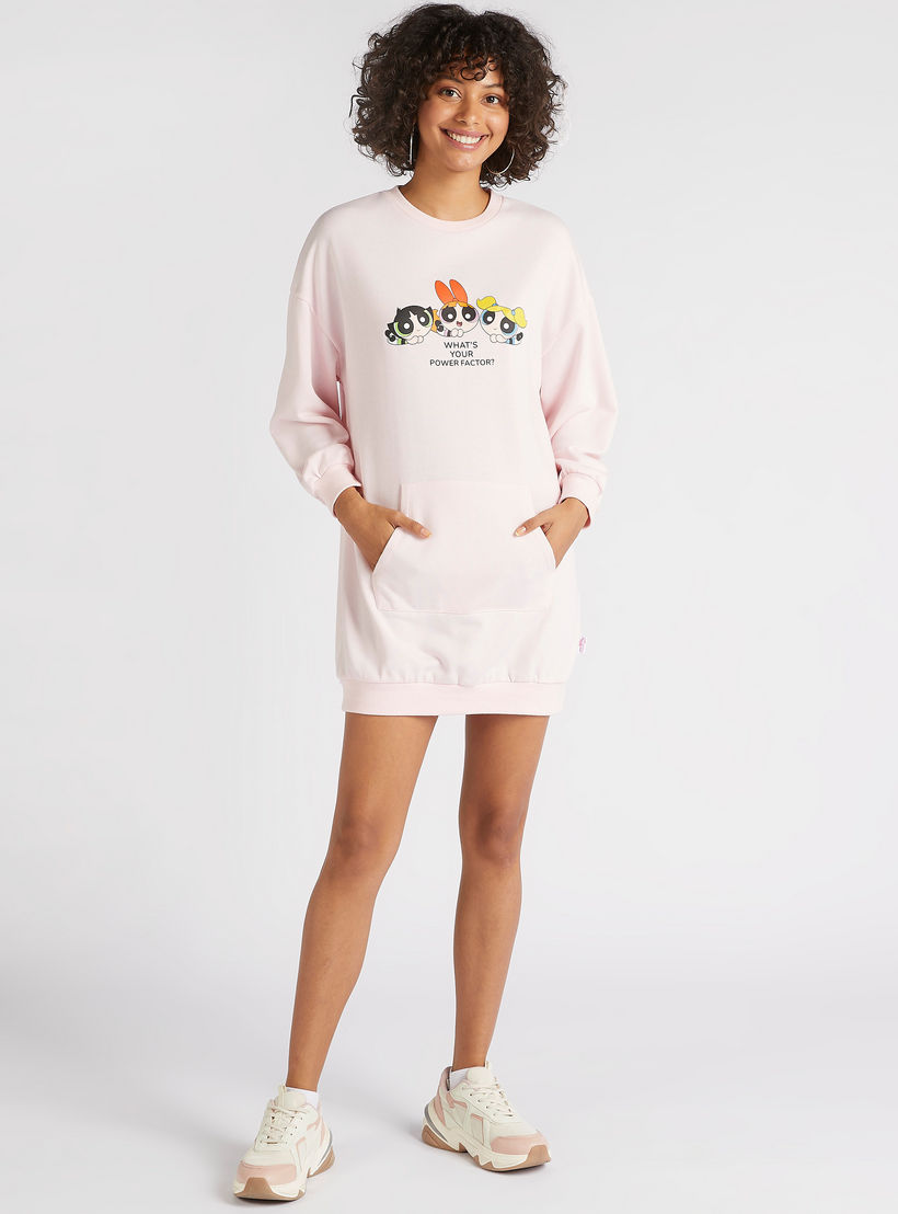 فستان جمبر قصير بطبعات باور بوف جيرلز وأكمام طويلة وجيوب-women-clothing-dresses-image-2