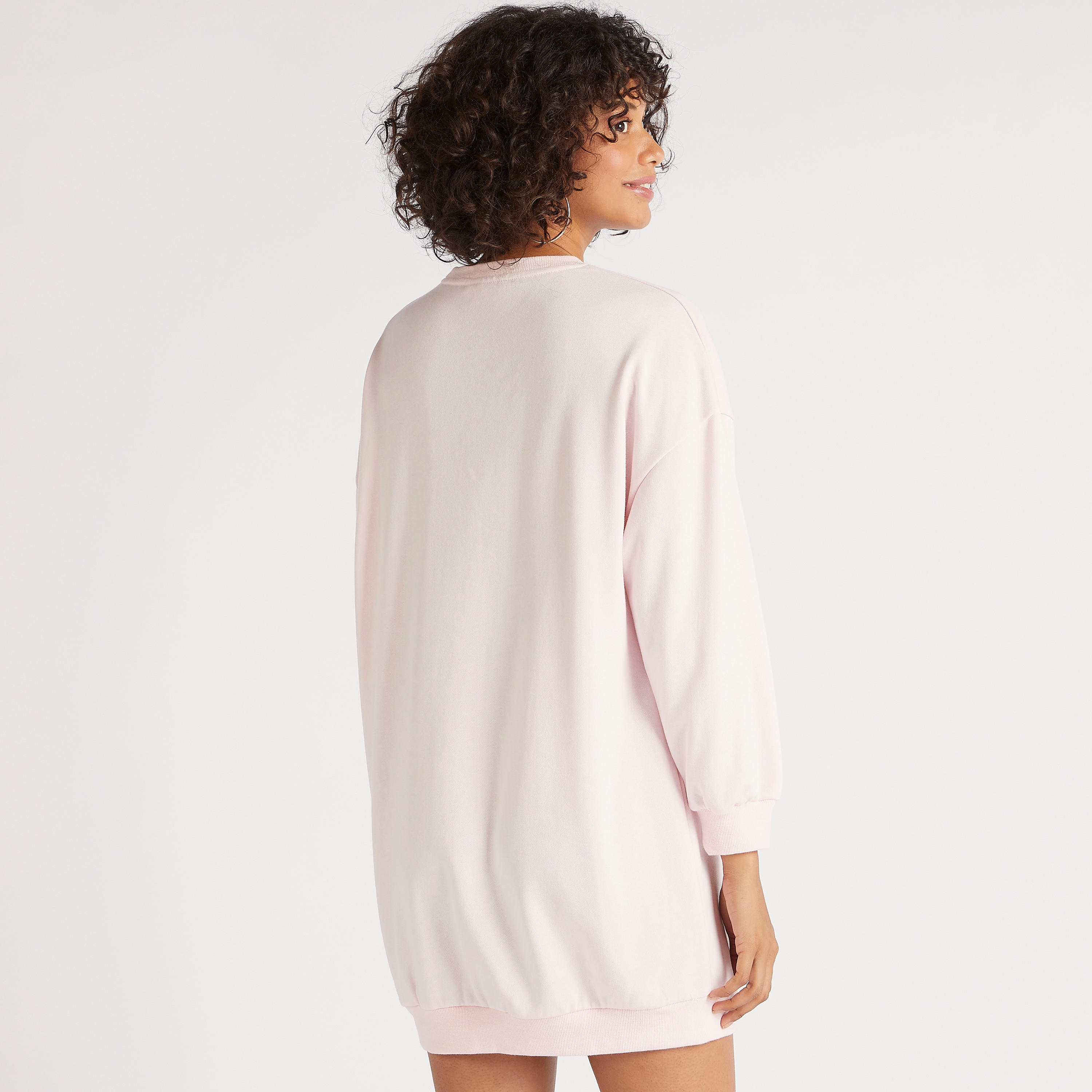 فستان جمبر قصير بطبعات باور بوف جيرلز وأكمام طويلة وجيوب-women-clothing-dresses-image-4