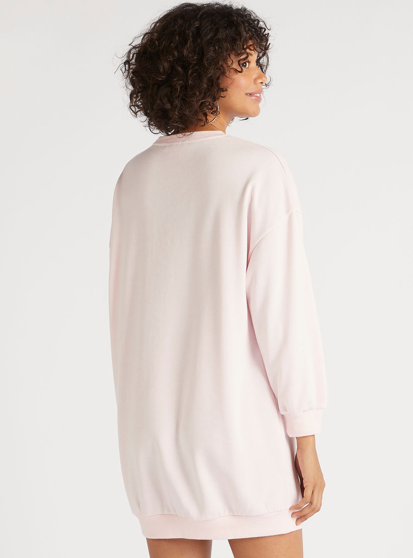 فستان جمبر قصير بطبعات باور بوف جيرلز وأكمام طويلة وجيوب-women-clothing-dresses-image-4
