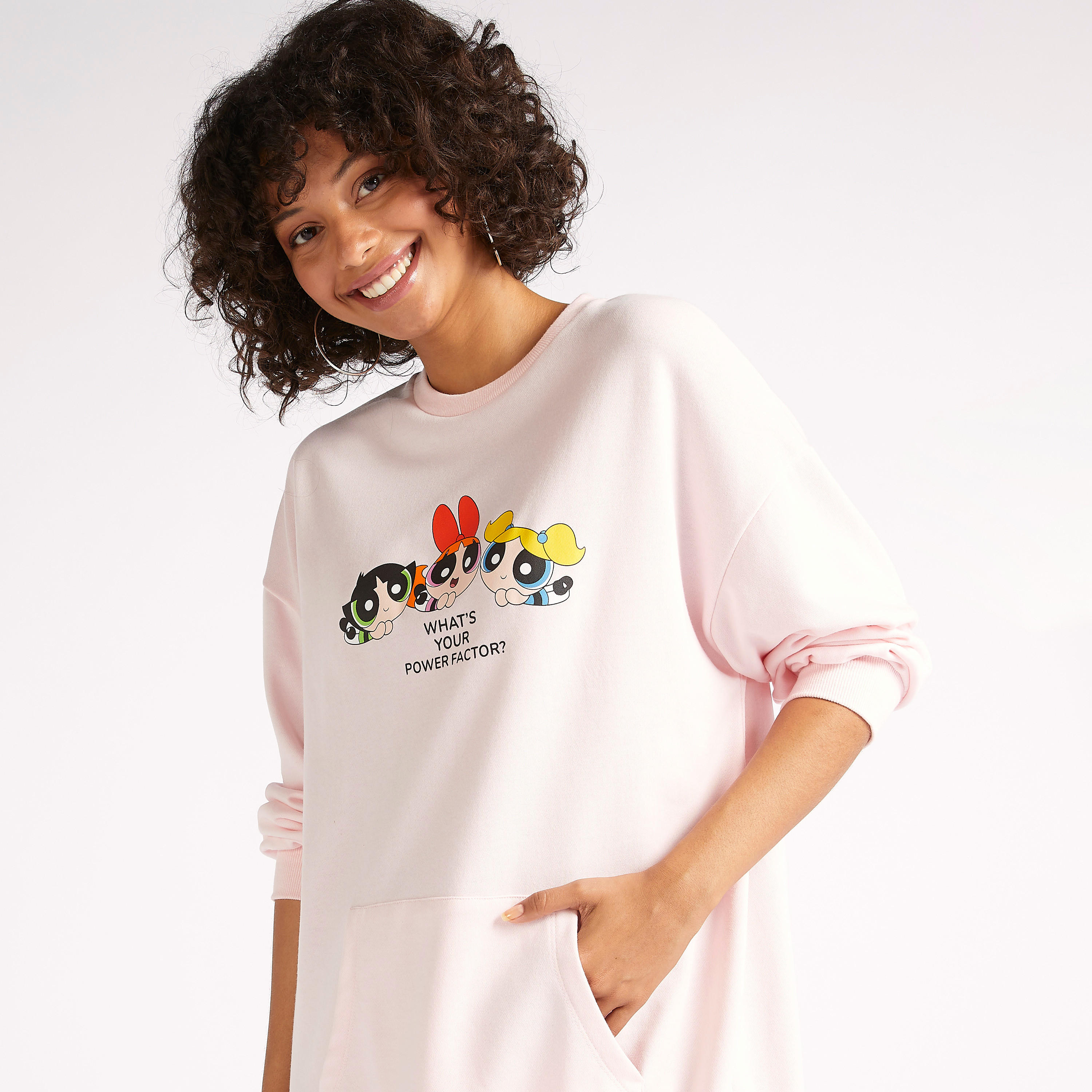 فستان جمبر قصير بطبعات باور بوف جيرلز وأكمام طويلة وجيوب-women-clothing-dresses-image-5