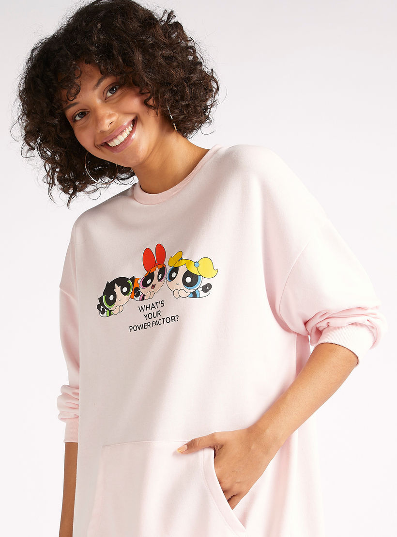 فستان جمبر قصير بطبعات باور بوف جيرلز وأكمام طويلة وجيوب-women-clothing-dresses-image-5