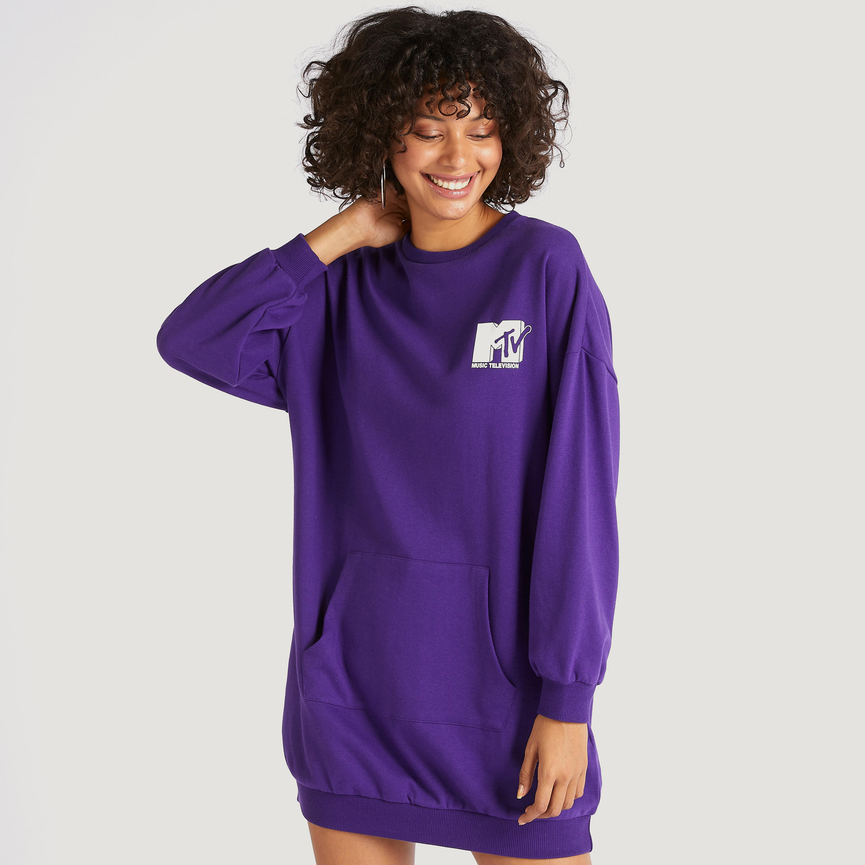 فستان جامبر قصير بأكمام طويلة وجيوب وطبعات شعار أم تي في-women-clothing-dresses-image-1